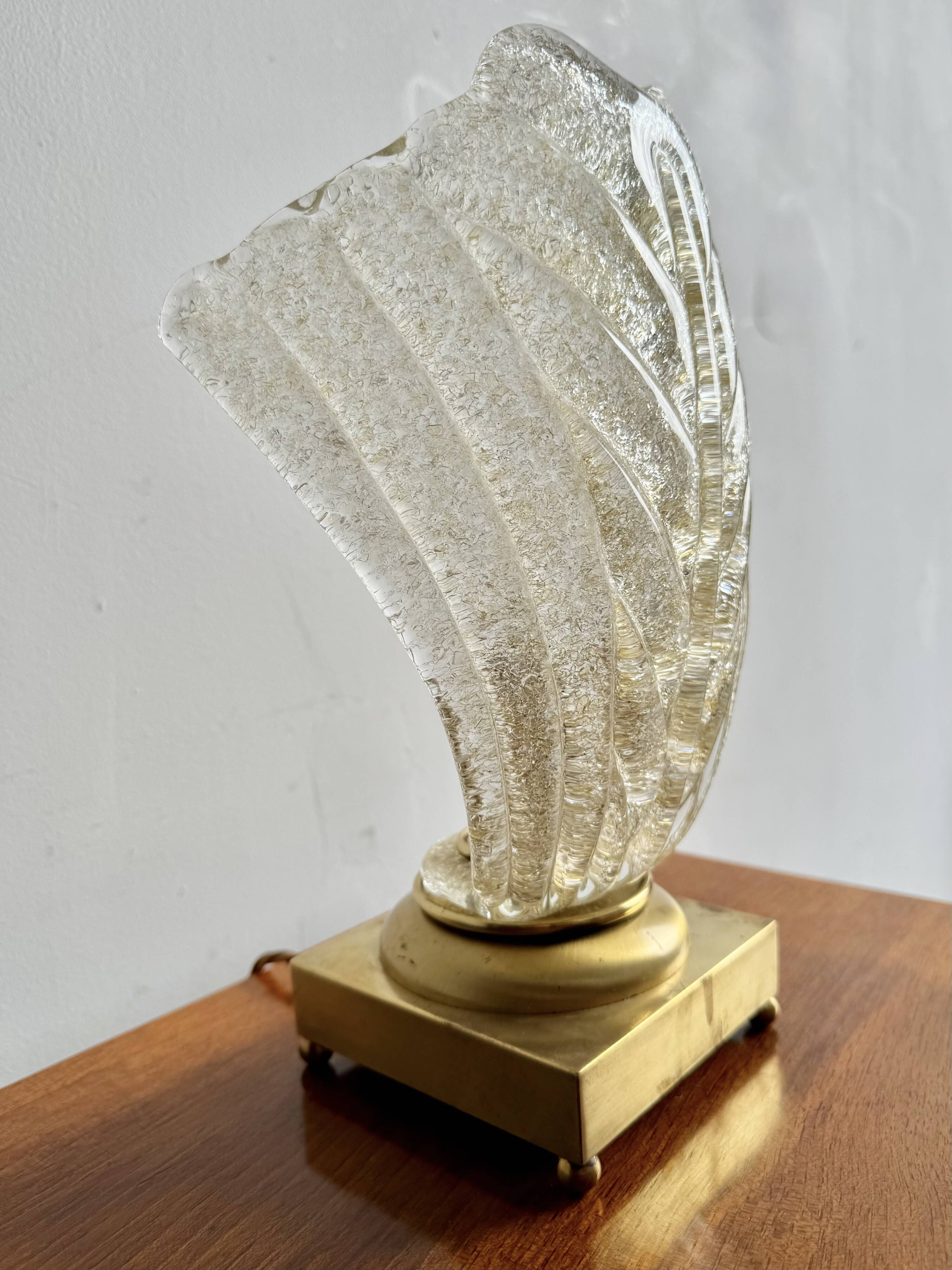 Lampe de table vintage en laiton et verre en forme de feuille