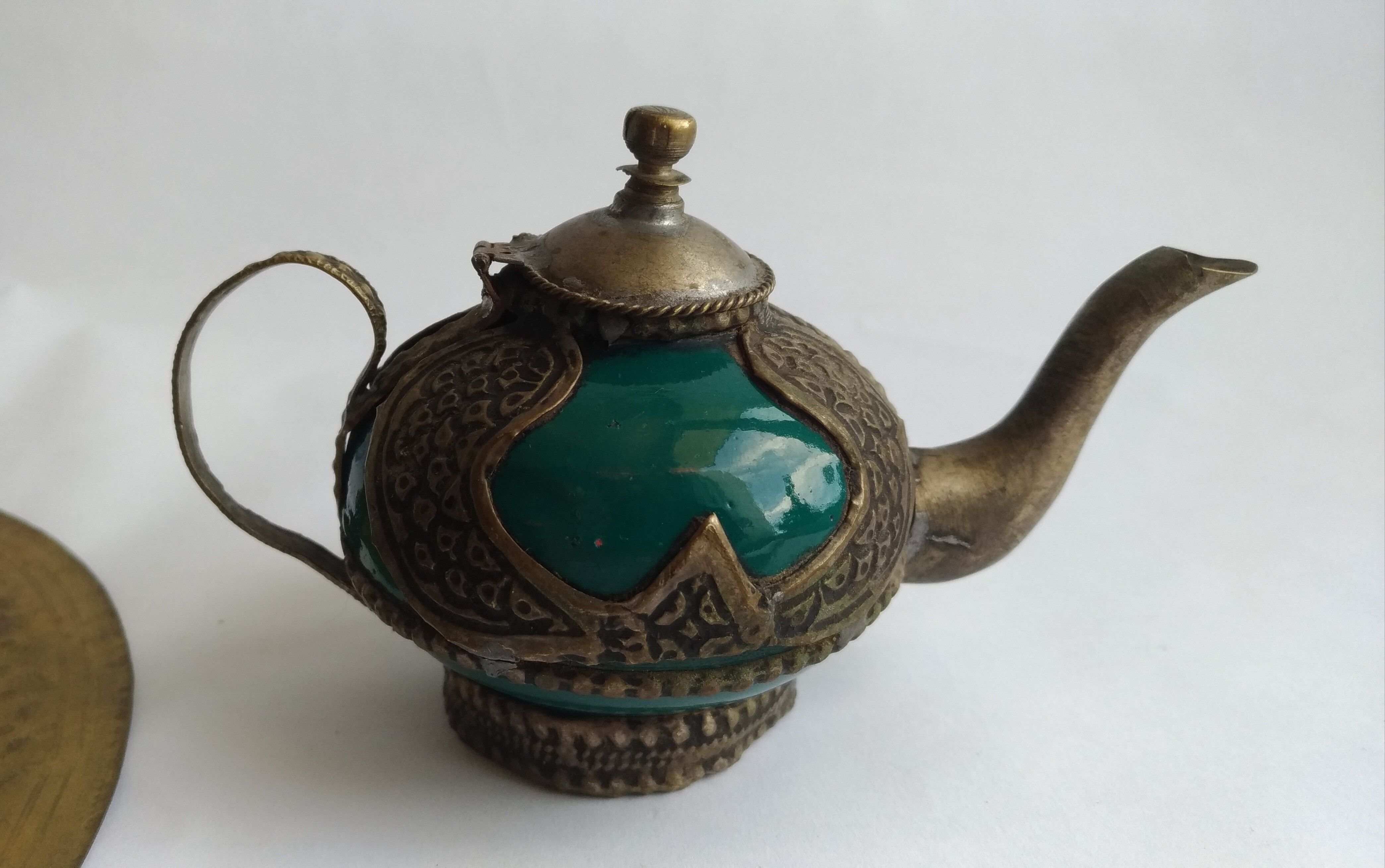 Teapot with its brass tray from the 20th cty, Moroccan craft - diameter 24cm