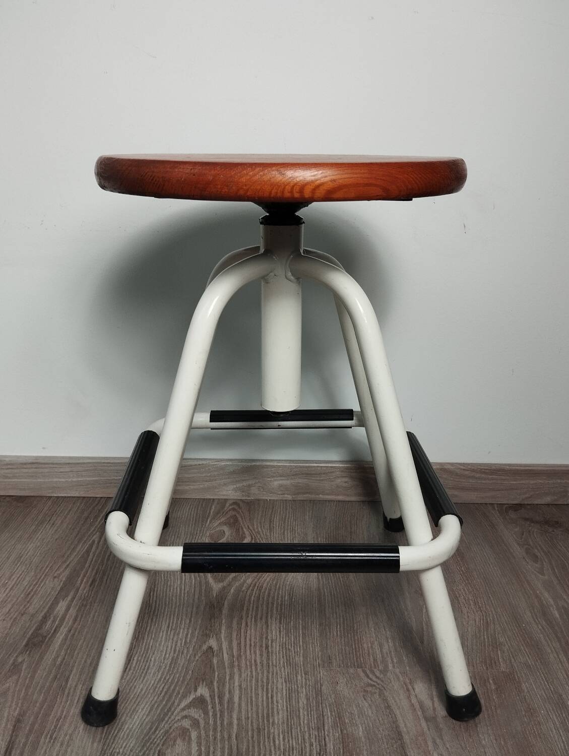 Laboratory stool