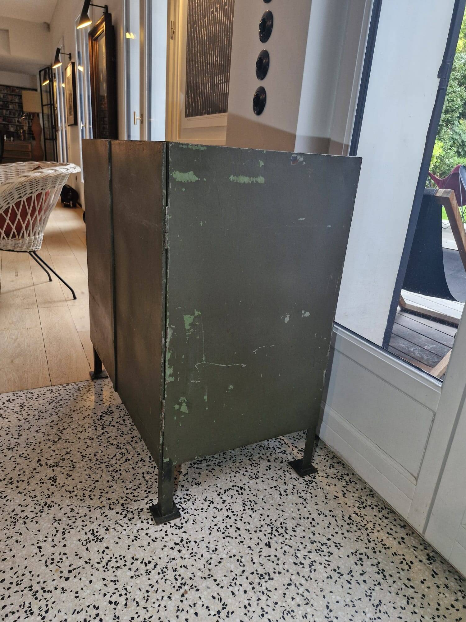 Buffet industriel acier vintage années 60/70 – meuble d’atelier authentique