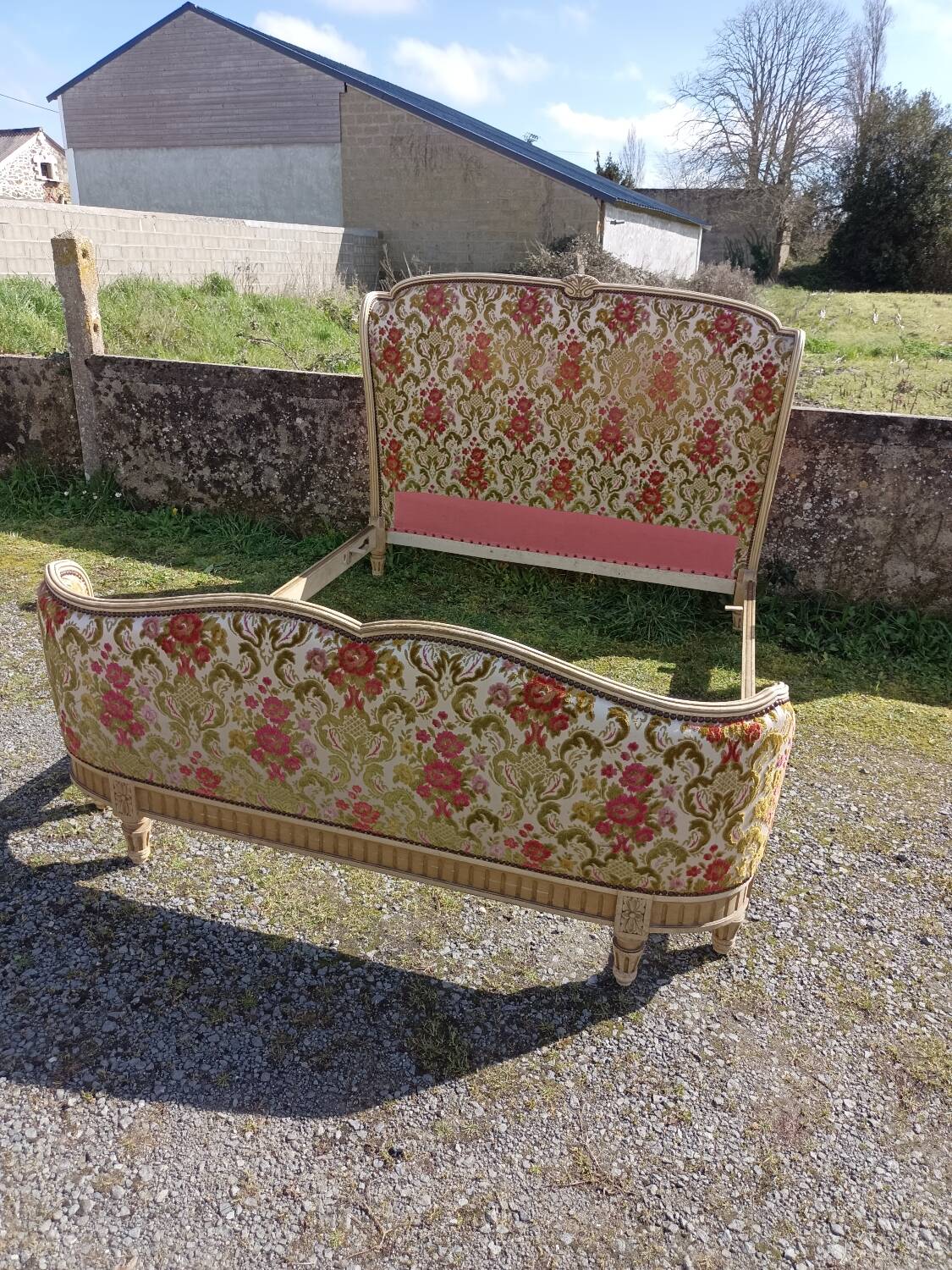 L VI upholstered bed