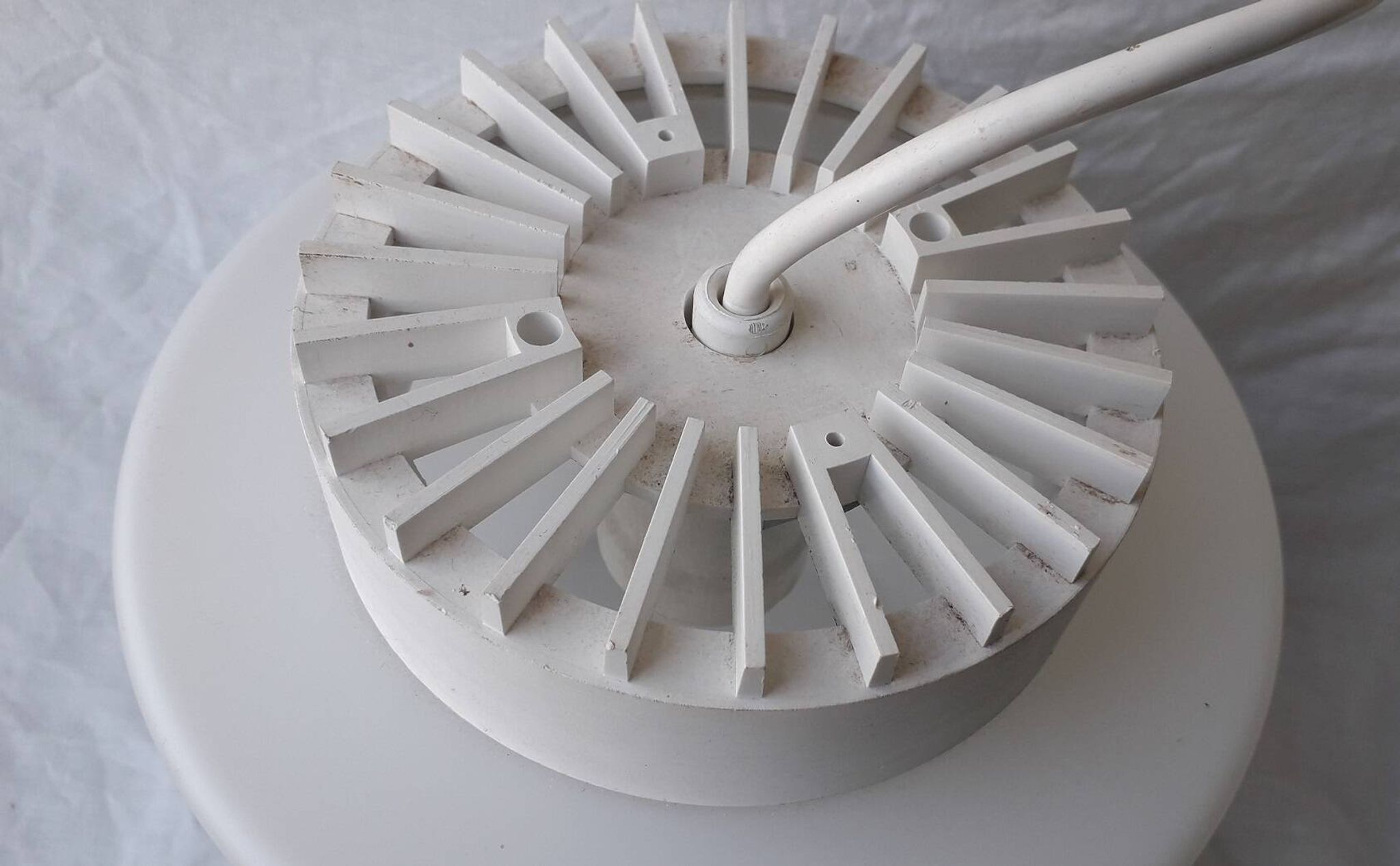 Suspension in white opaline Lita