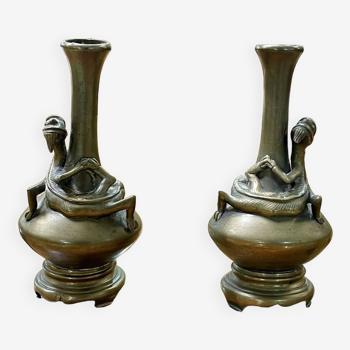 Paire de vases chinois en bronze à décor de dragon, début XXème