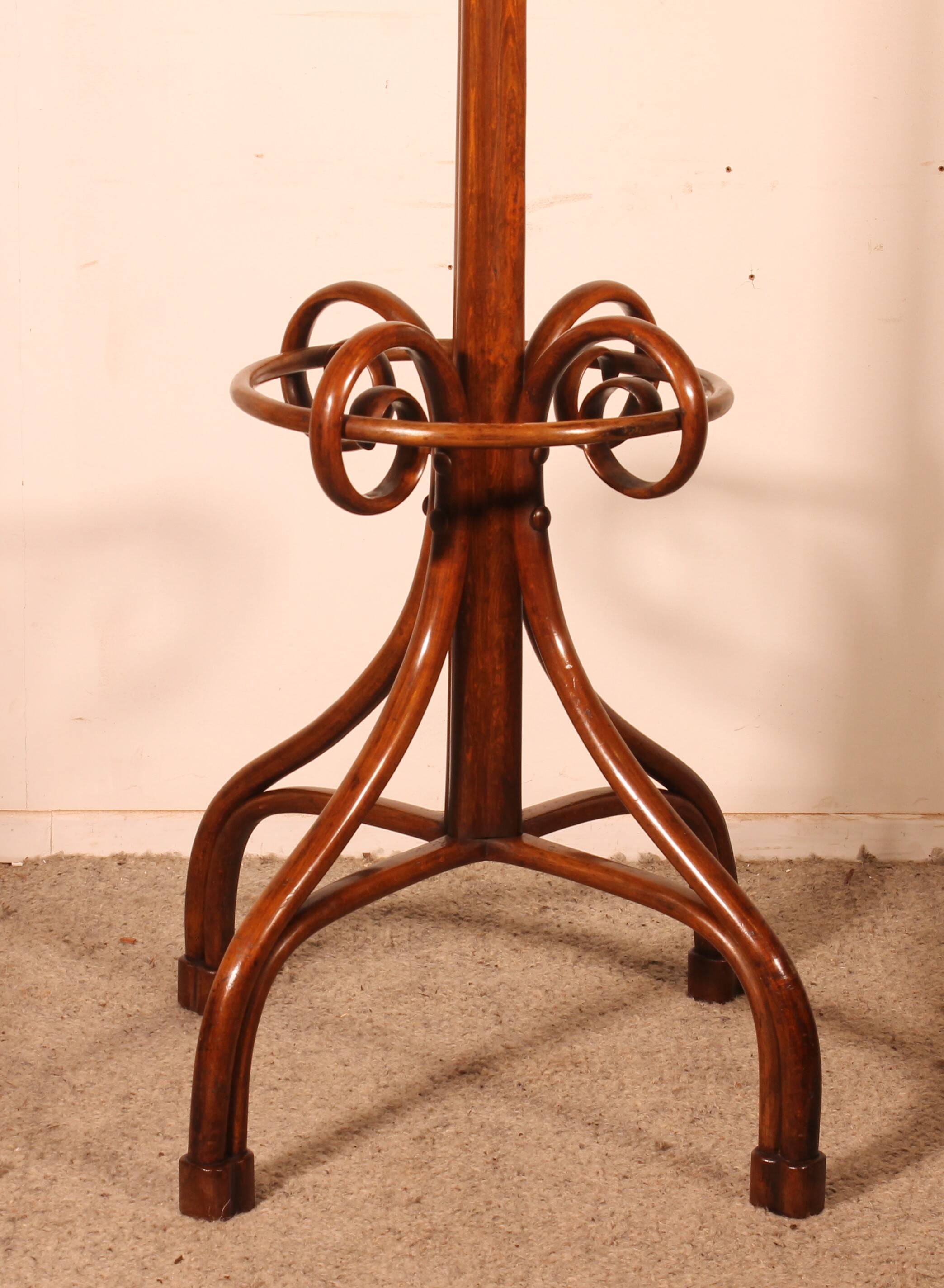 Parrot coat rack, Art Nouveau, known as Thonet