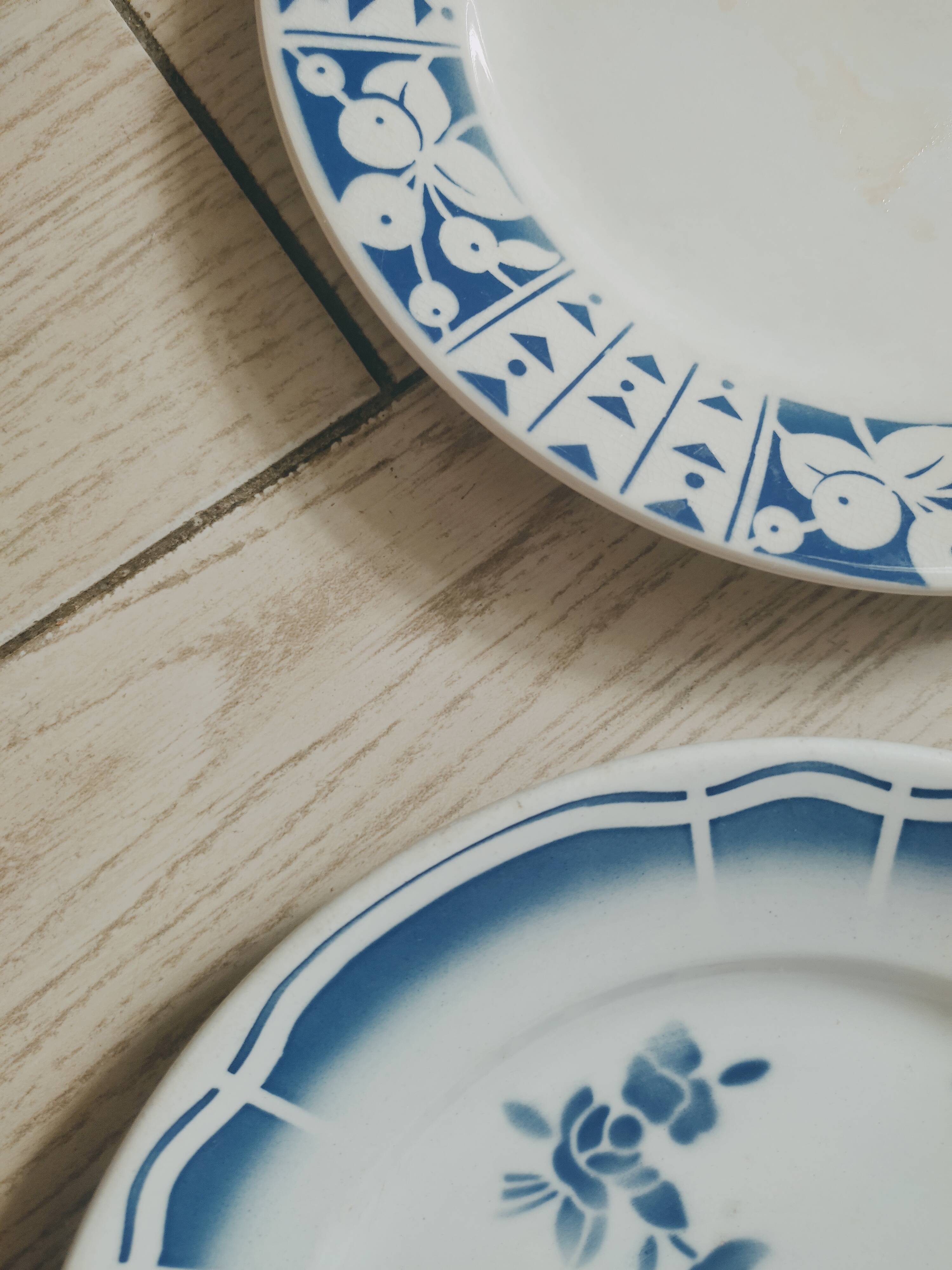 6 retro plates mismatched in earthenware