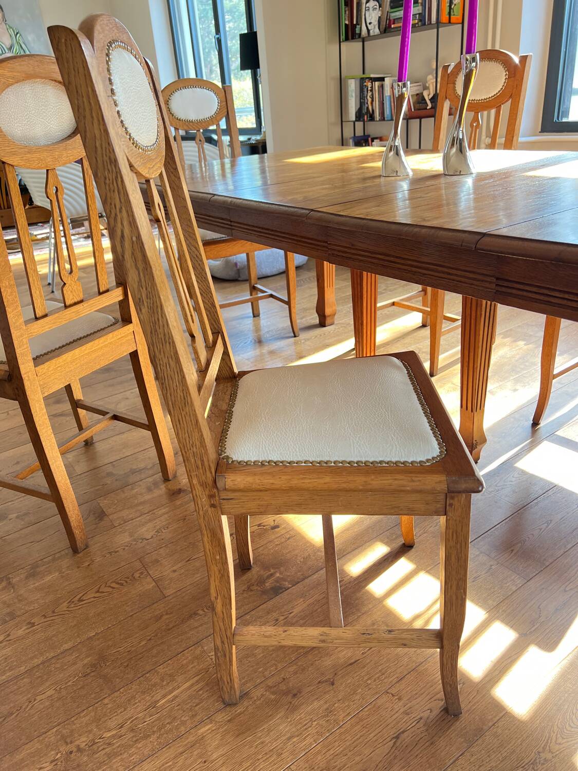 6 chaises en chêne et cuir blanc cassé