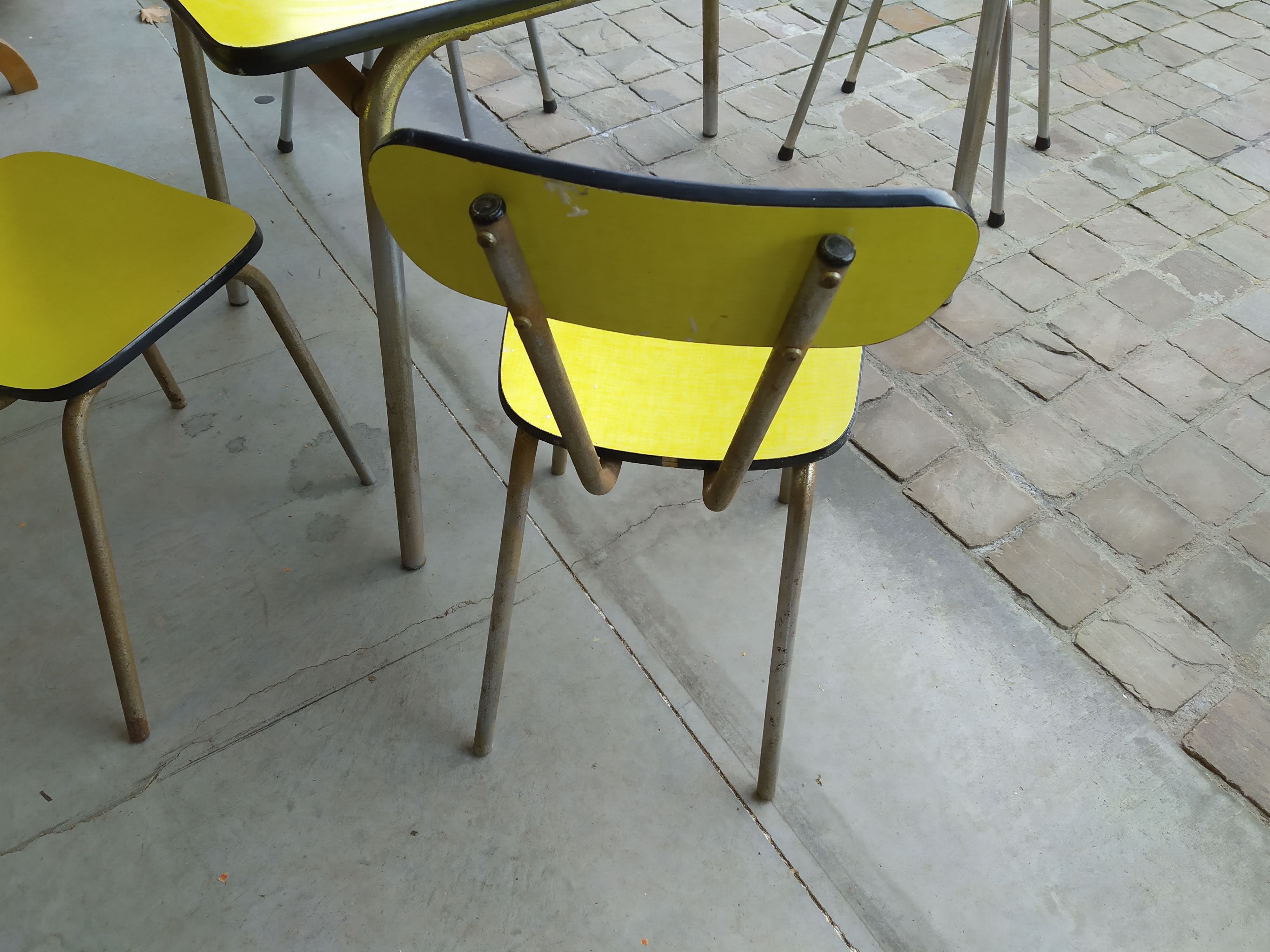 Table and chairs in 50s formica