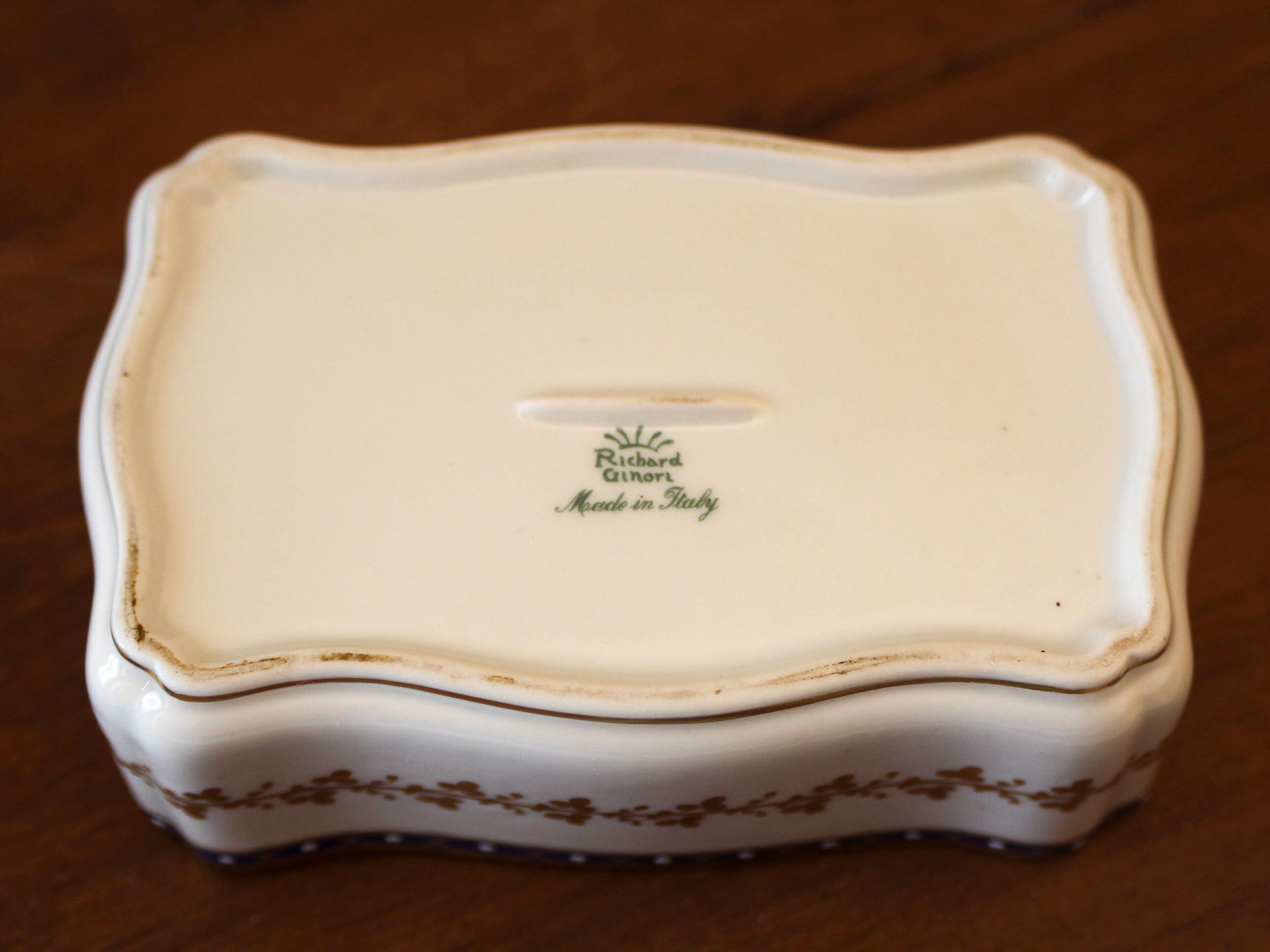 Porcelain box with 18th century Decoration Richard Ginori