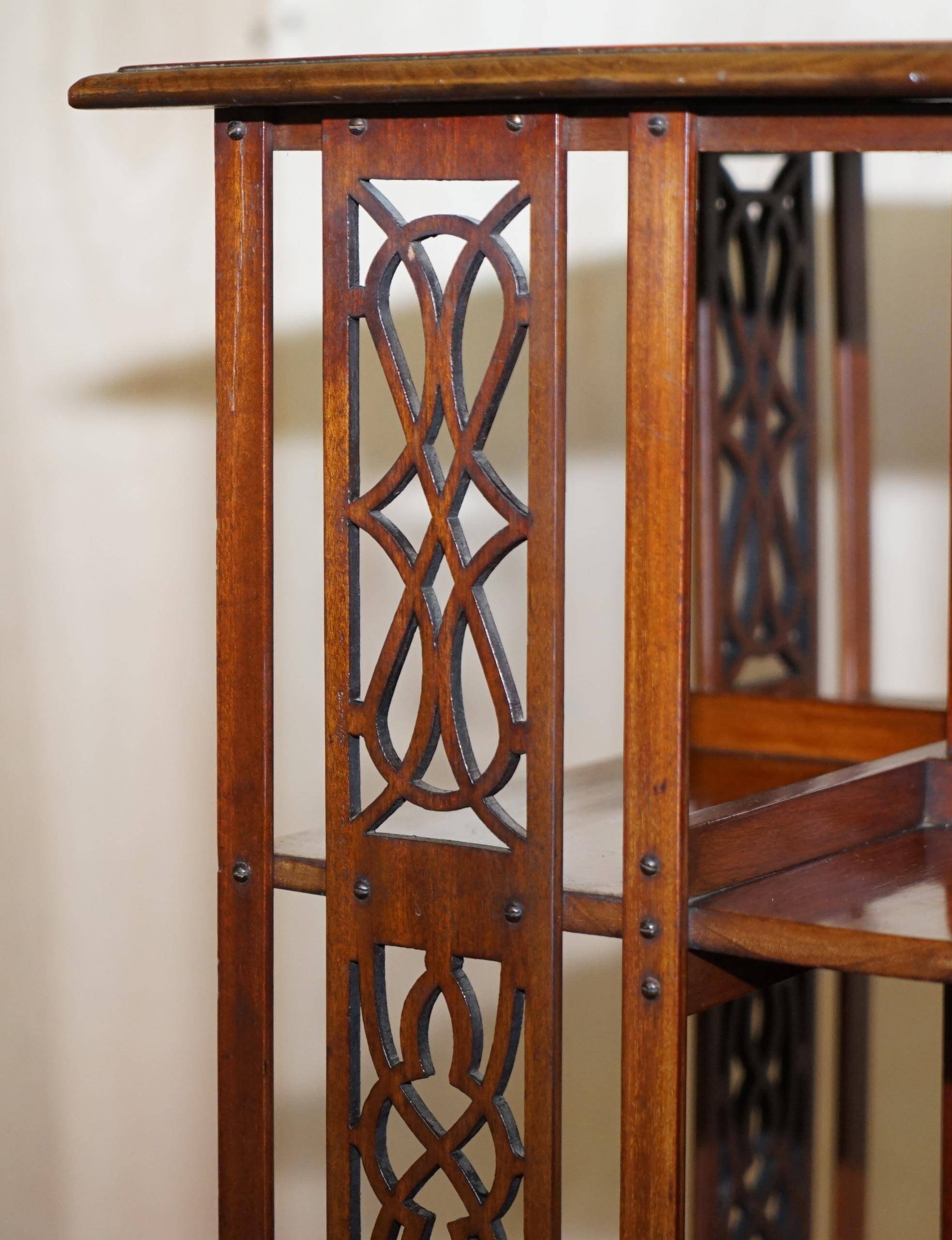 Table d'appoint bibliothèque tournante style Sheraton en bois dur et satinwood