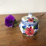 Box in thick hand-painted procelaine, with a floral decoration
