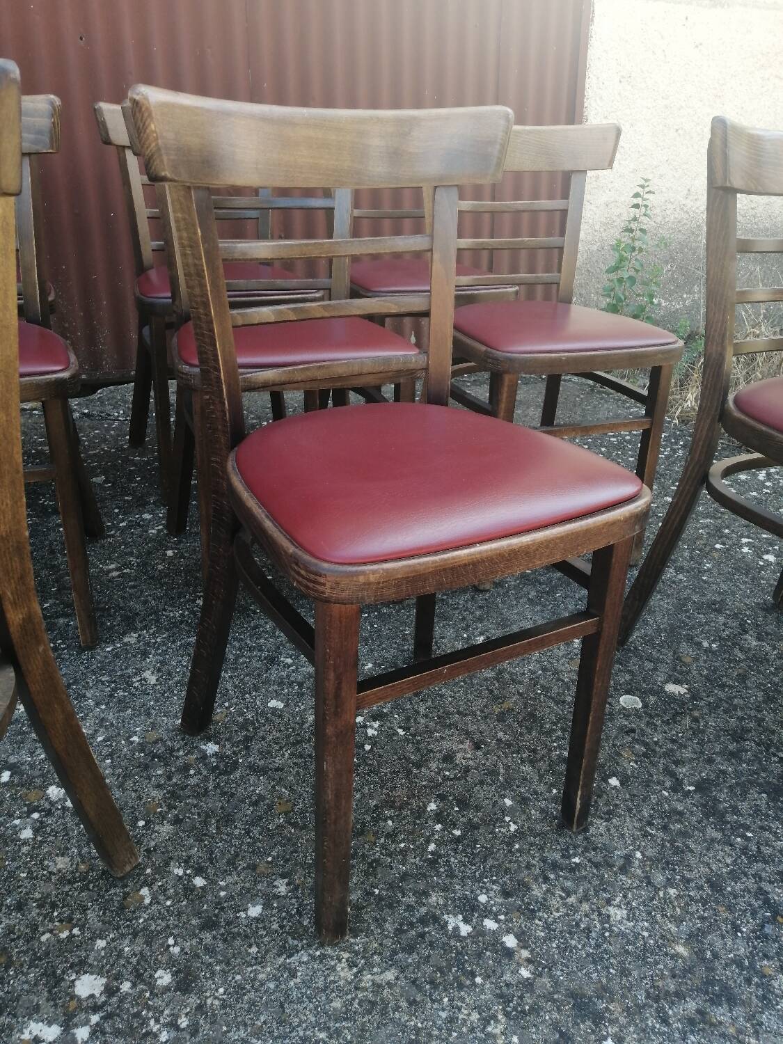 Lot de 19 chaises bistrot en bois et skaï rouge vintage.