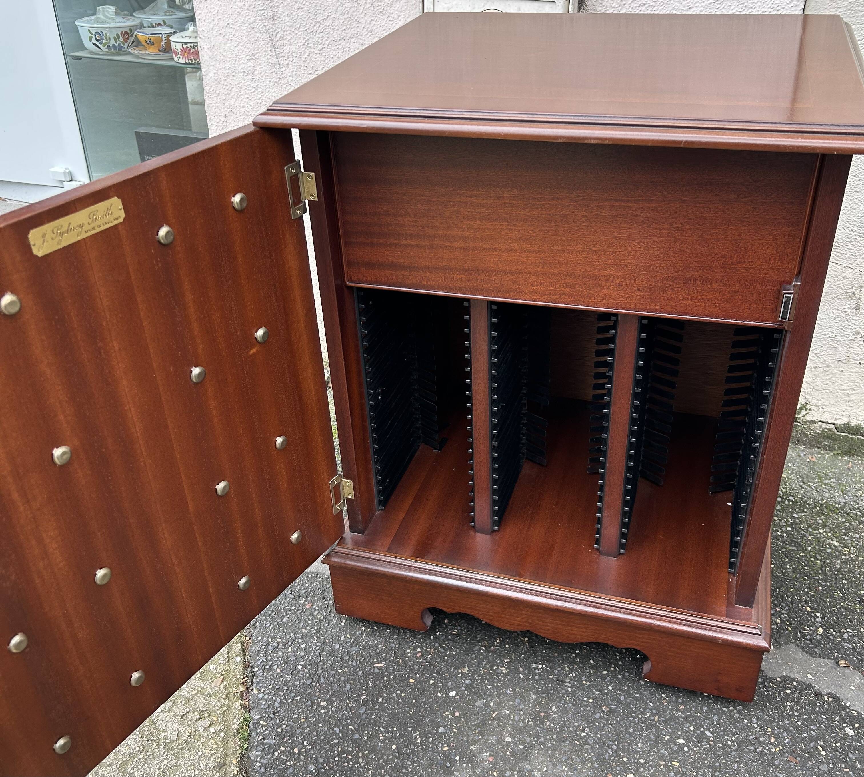 English CD storage unit