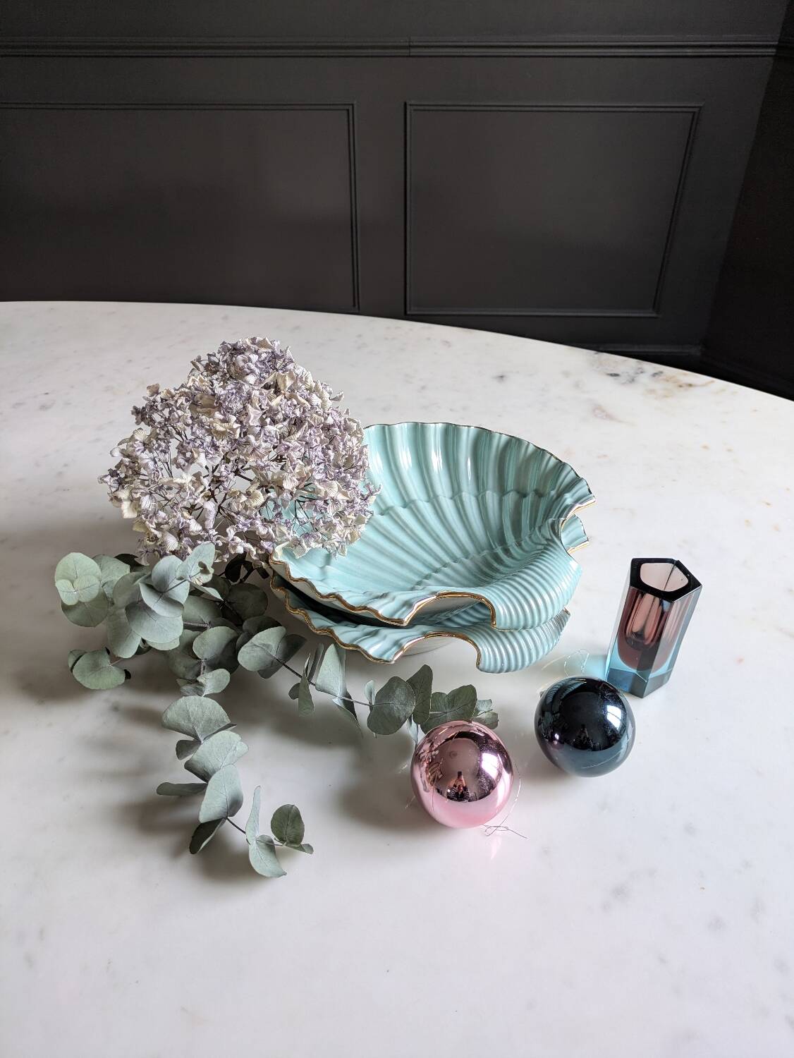 Shell-shaped porcelain dishes.