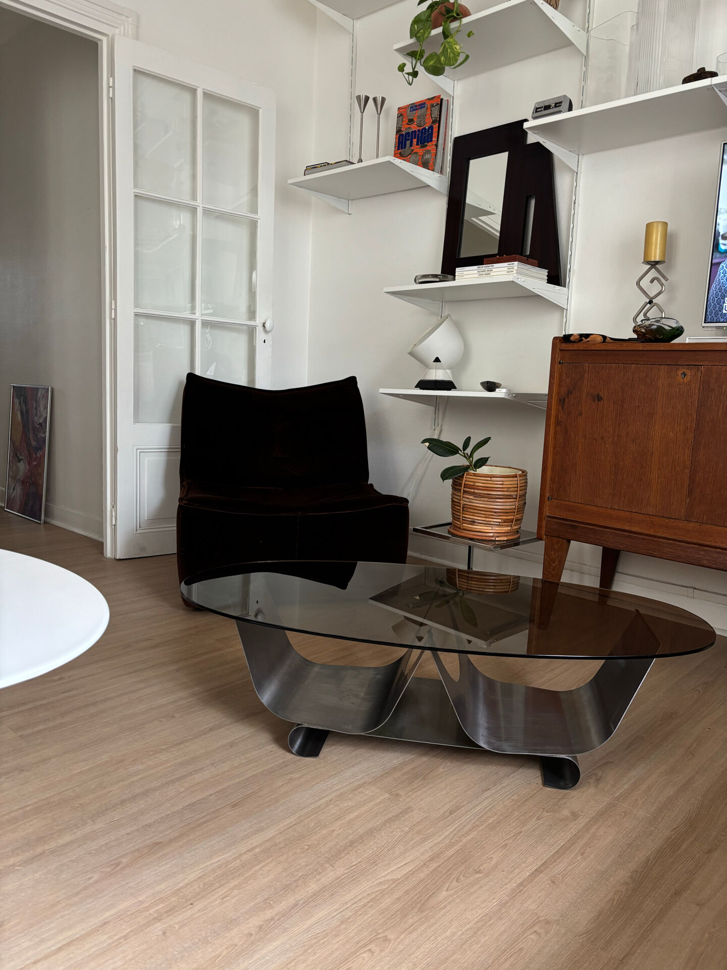 Table basse en verre fumé et chromé style François Monnet