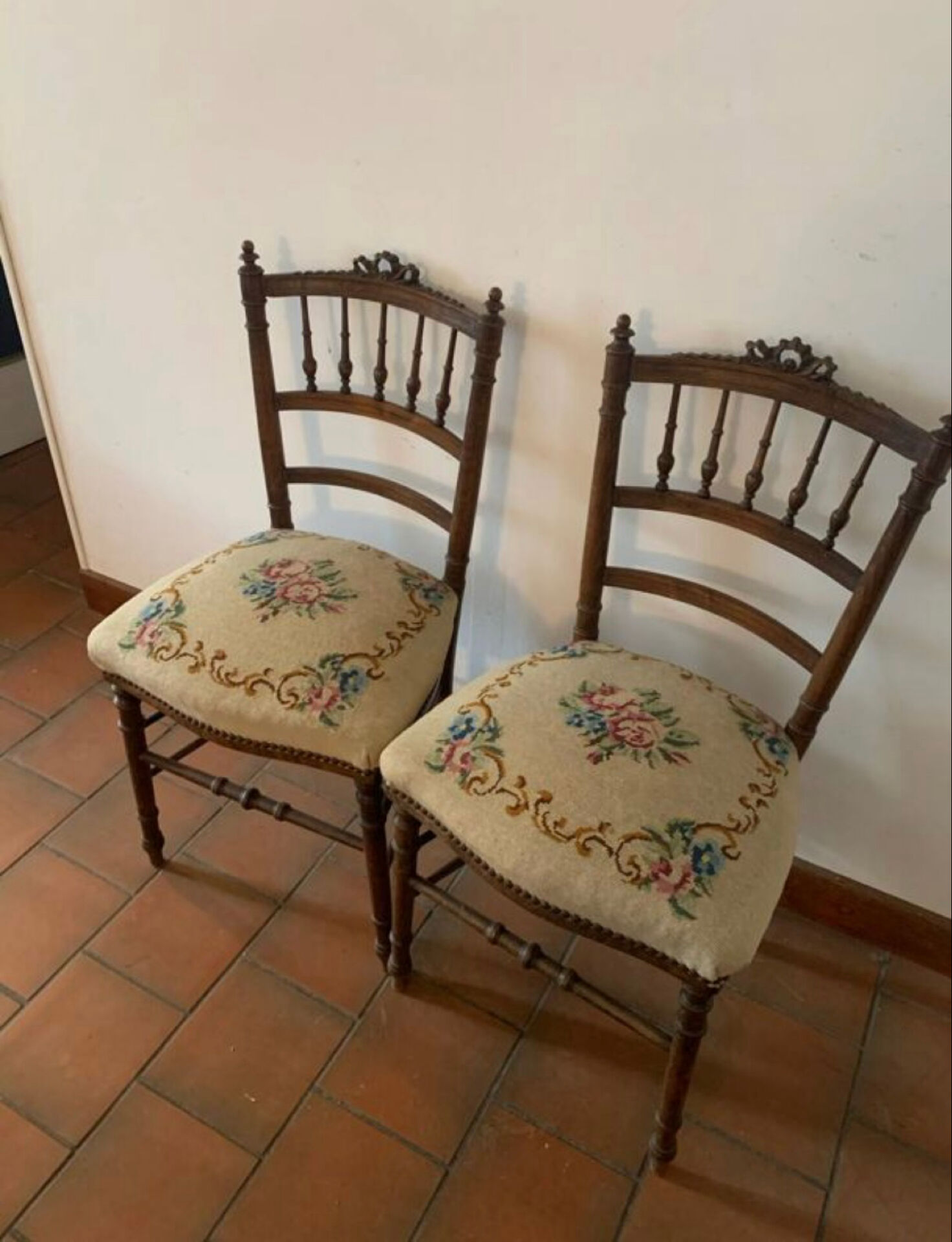 Paires de chaises tissu fleuri aux dames de France