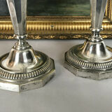 Paire de bougeoirs anciens en bronze argenté de style louis XVI