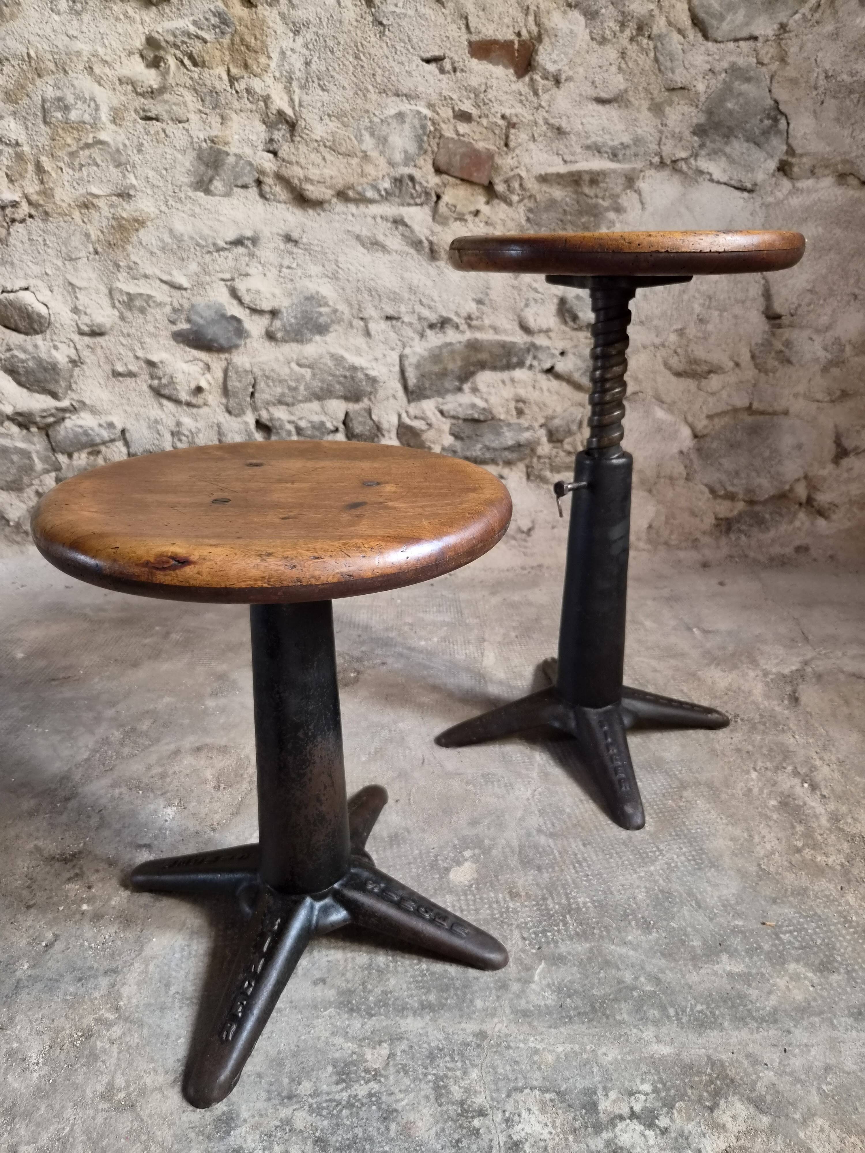 Ensemble de 6 tabourets industriels réglables Singer anciens, France, vers 1900–1930