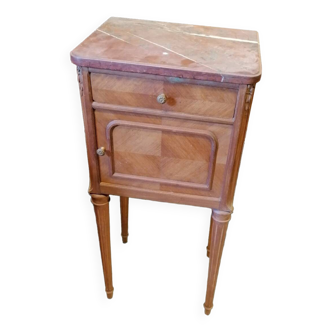 Table de chevet en bois de style Louis XVI.