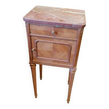 Table de chevet en bois de style Louis XVI.