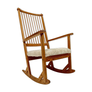 Fauteuil à bascule midcentury en pin et peau de mouton Yngve Ekström Suède