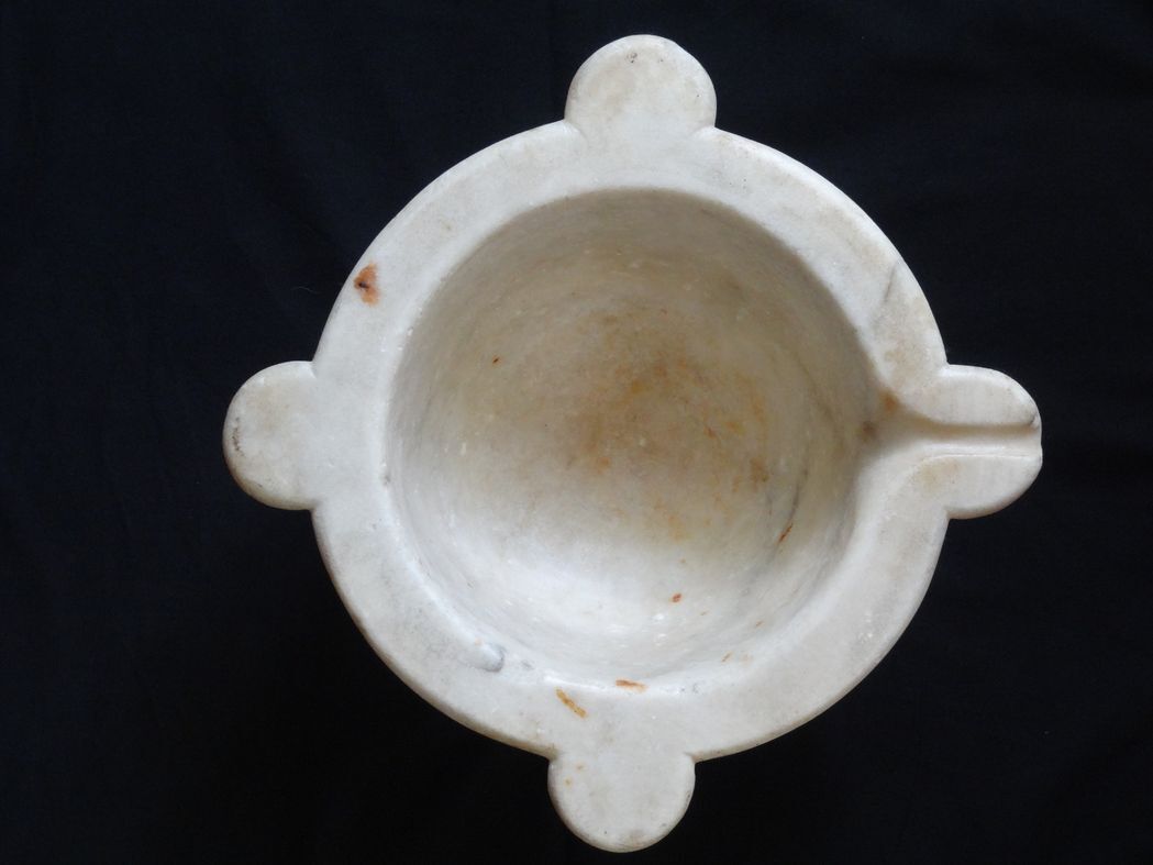 Carrara marble mortar of eighteenth period 37 x 18 cm