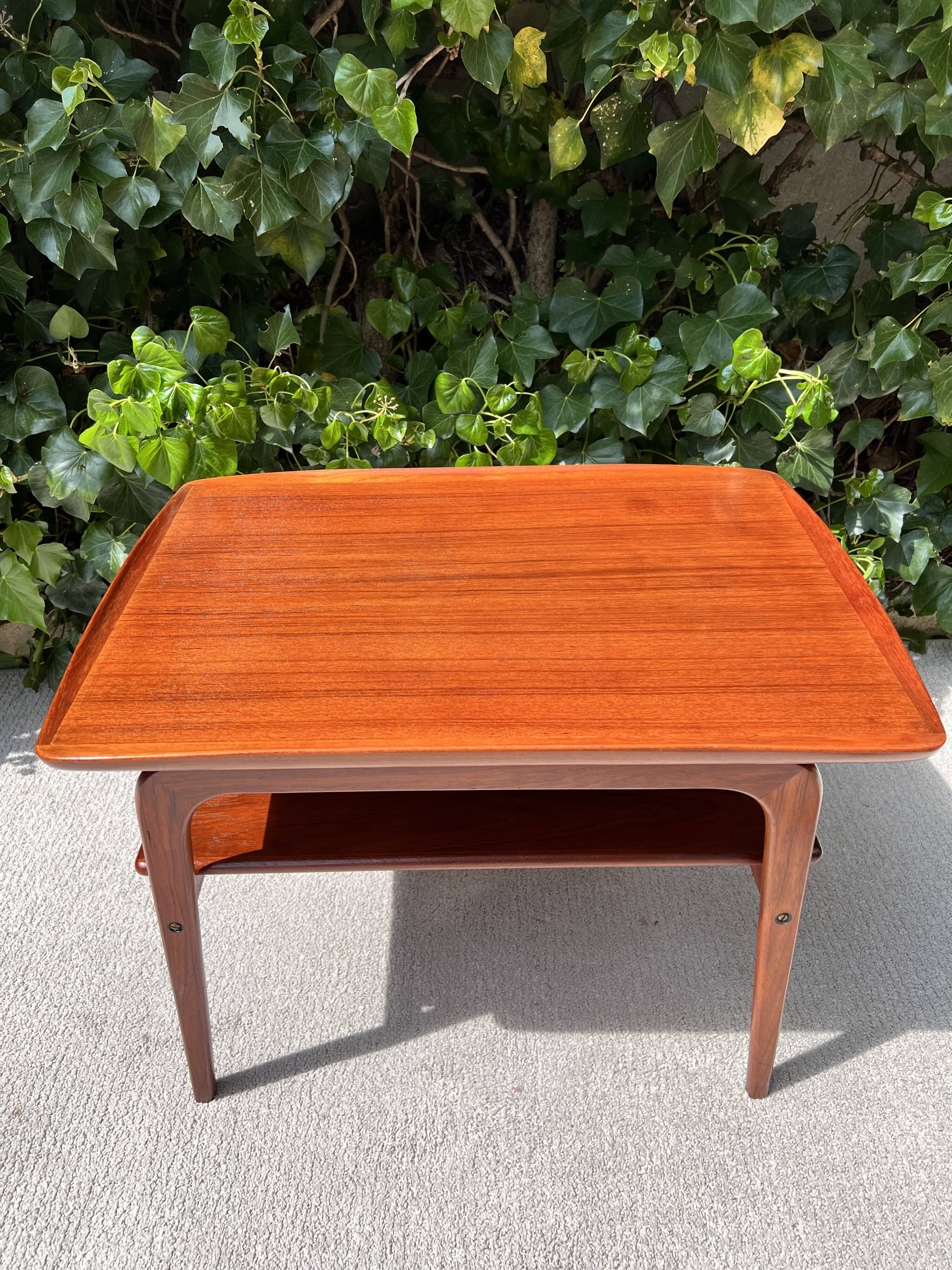 Table d’appoint danoise en teck par Arne H-Olsen