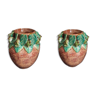 Paire de vases en terre vernissée polychrome à décor de grenouilles et de feuilles vers 1940