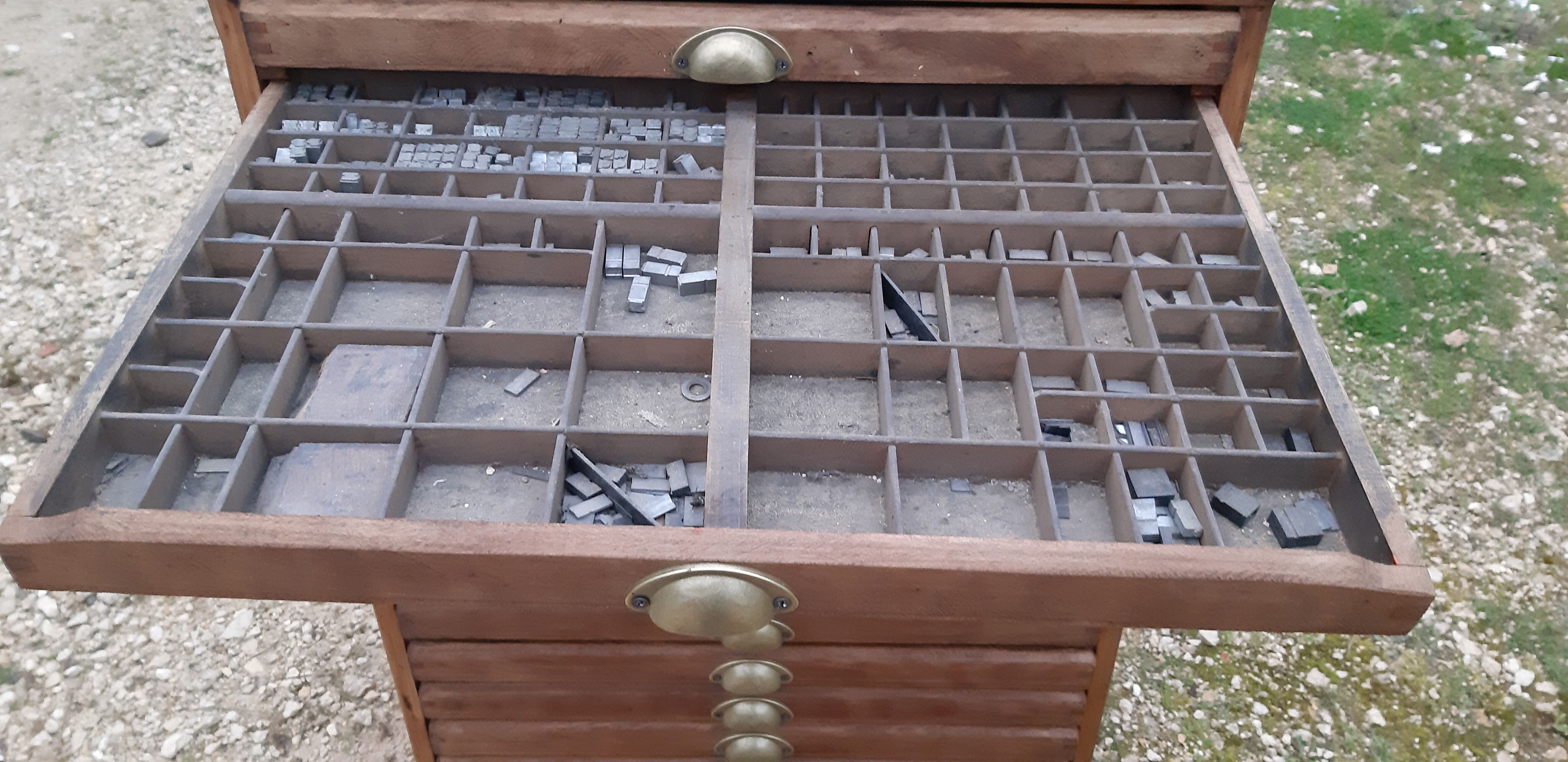 Printing cabinet 16 drawers with these lead letters