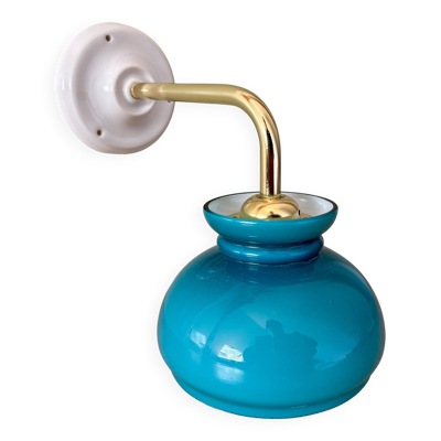 Applique coudée globe vintage en opaline bleue