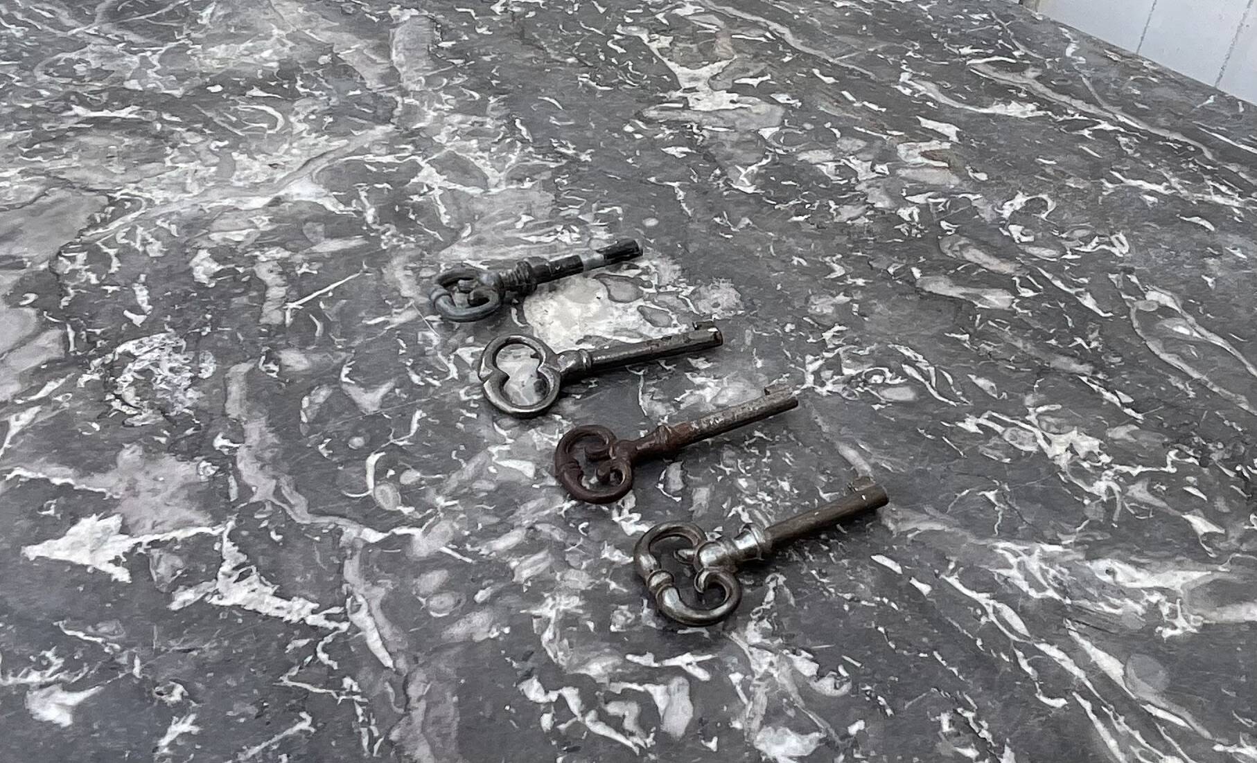 Louis-Philippe commode in walnut burl, Saint-Anne marble, mid-19th century.