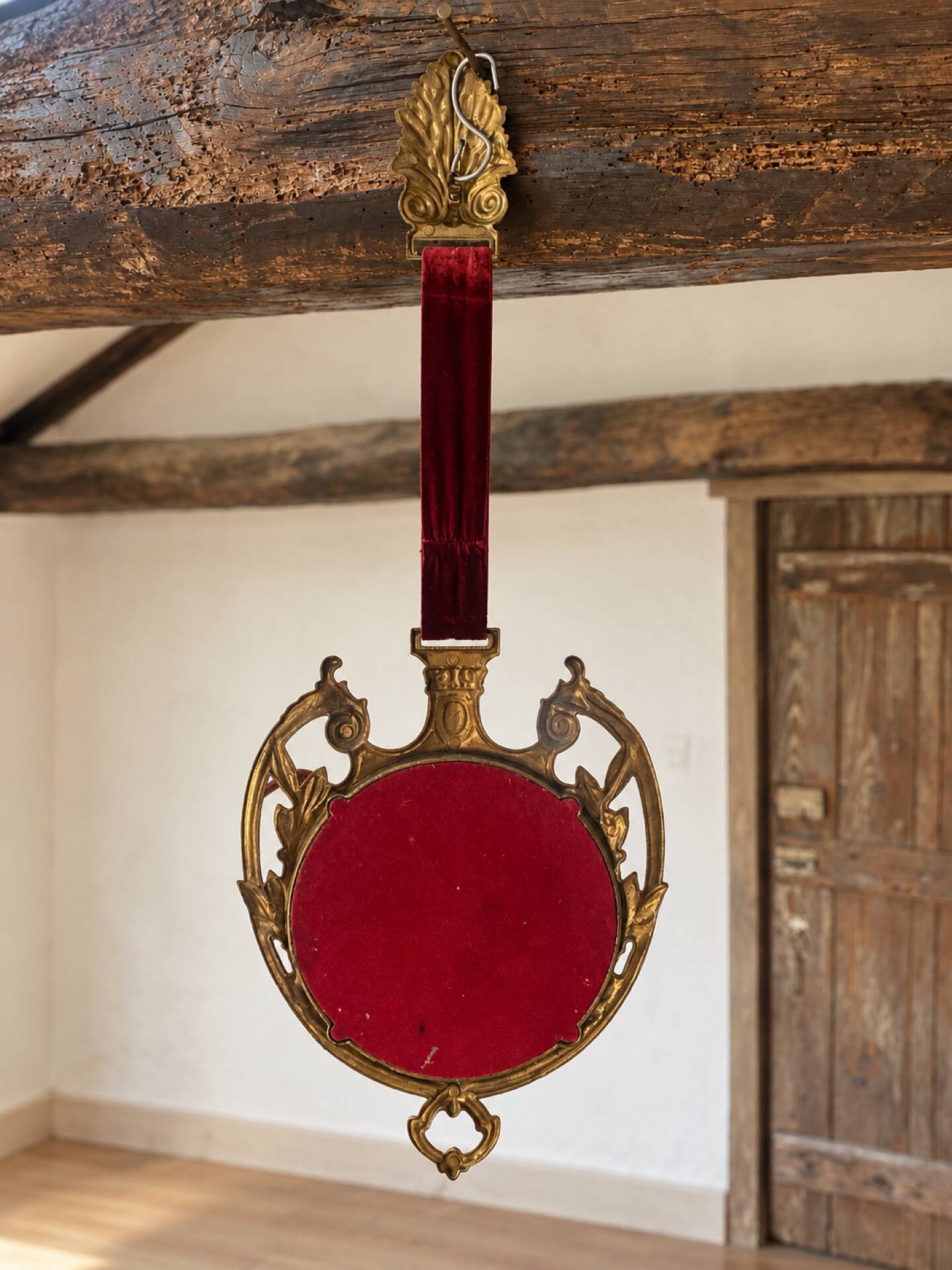 Vintage hanging mirror in gold metal and burgundy velvet – 63 × 24 cm