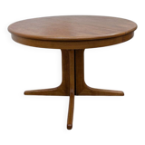 Scandinavian extendable round table