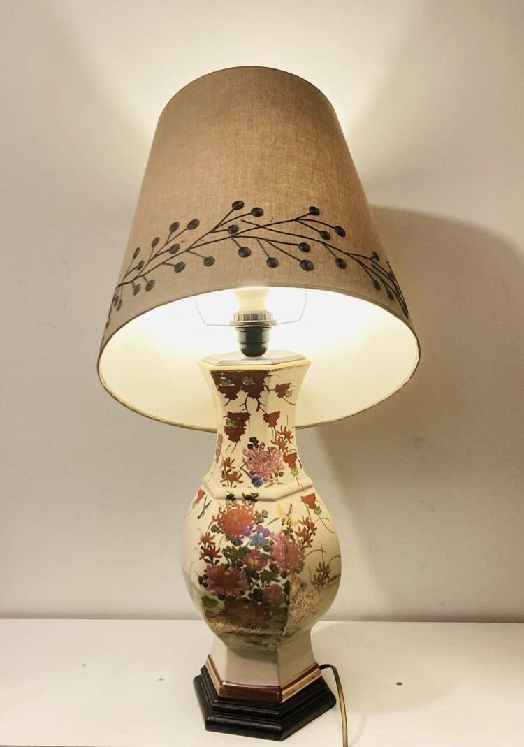 Vintage Asian lamp in ceramic with a wooden base, adjustable lampshade.