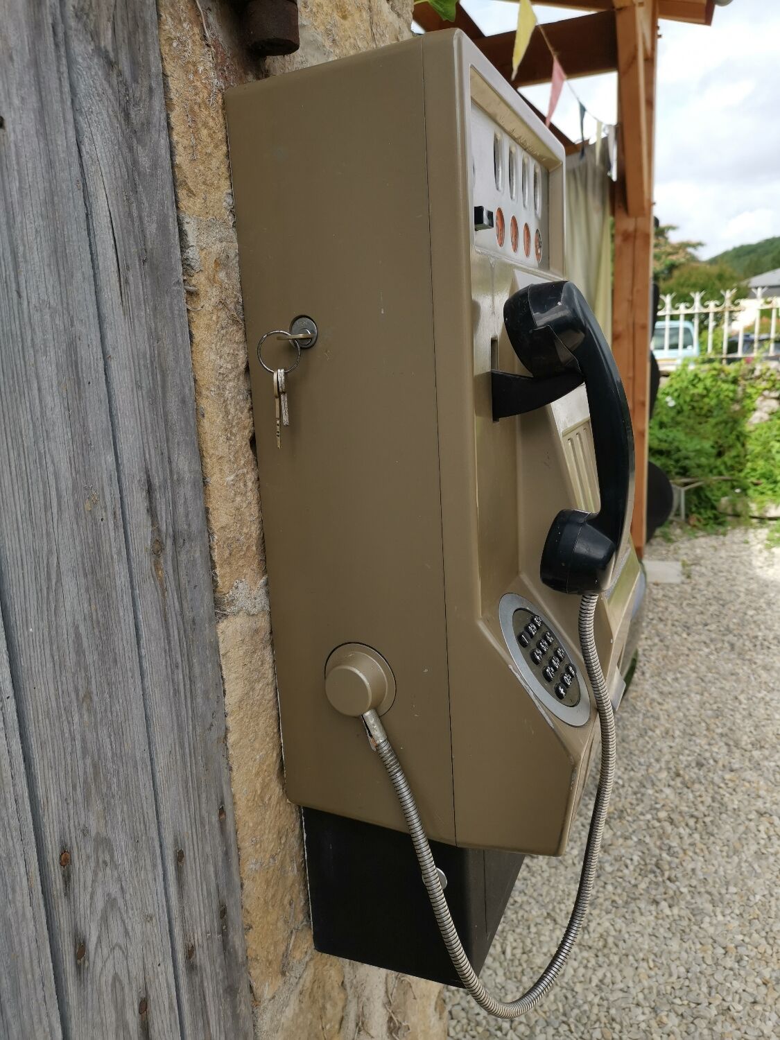 Coin-operated cabin payphone