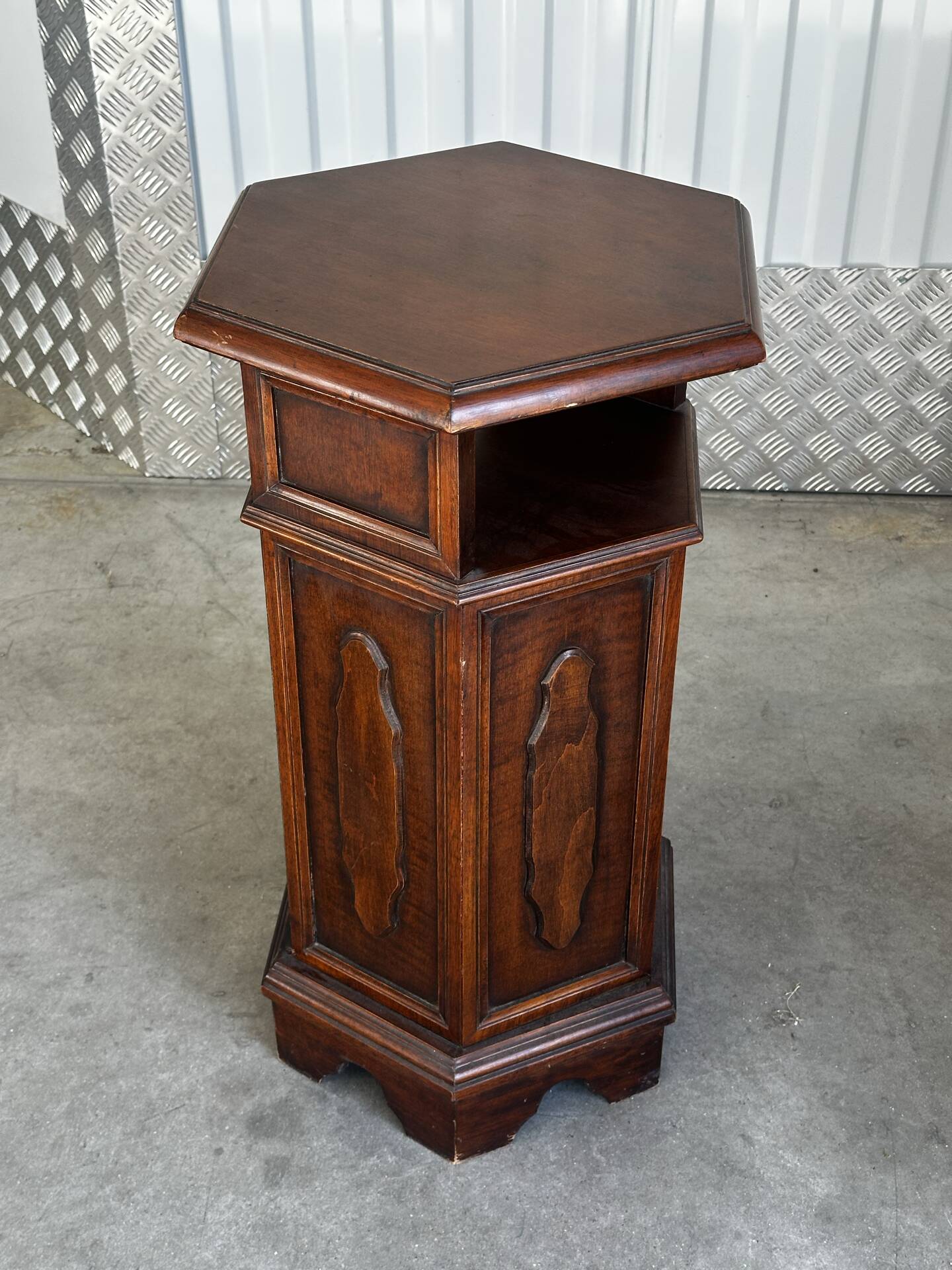 Meuble d’appoint hexagonal en bois d’acajou– XXe siècle