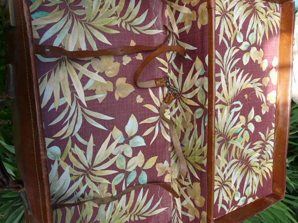 Ancienne valise de voyage cuir monogrammée et couronne baronnie