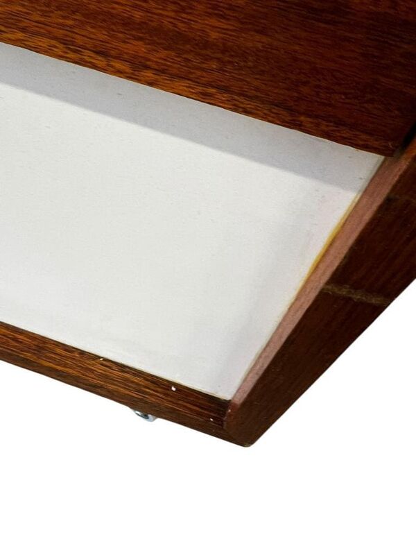 Comptoir de magasin vintage en bois sur roulettes