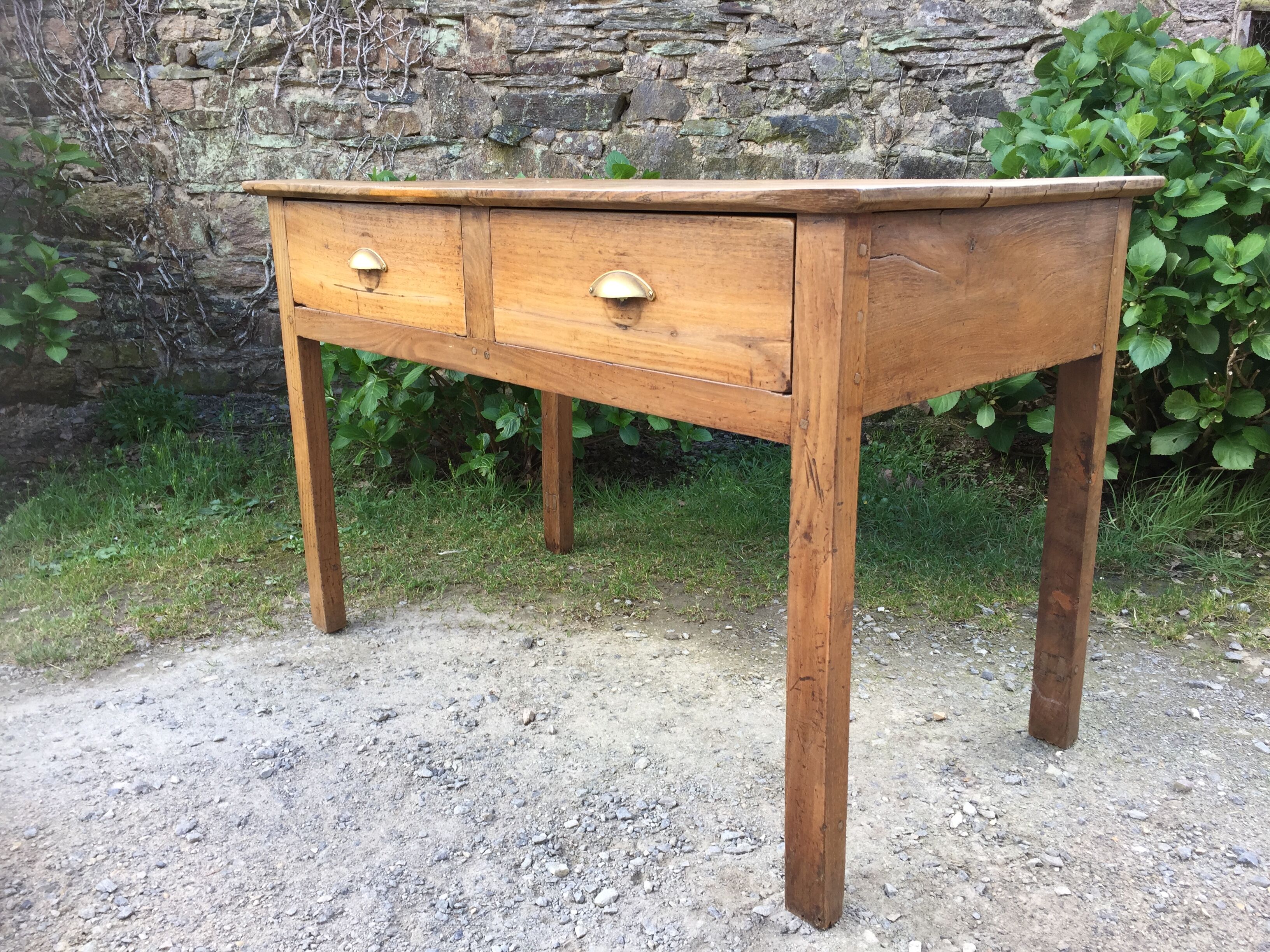 Farm table of the country Brièron (South Brittany) old with 2 drawers in chestnut.