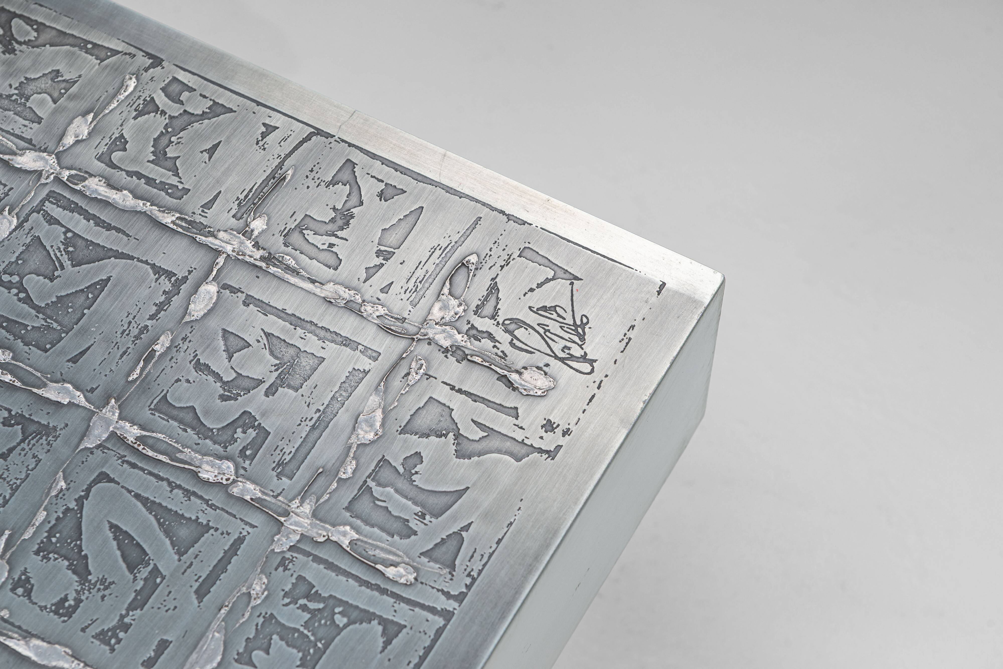Table basse gravée par Bernhard Rohne