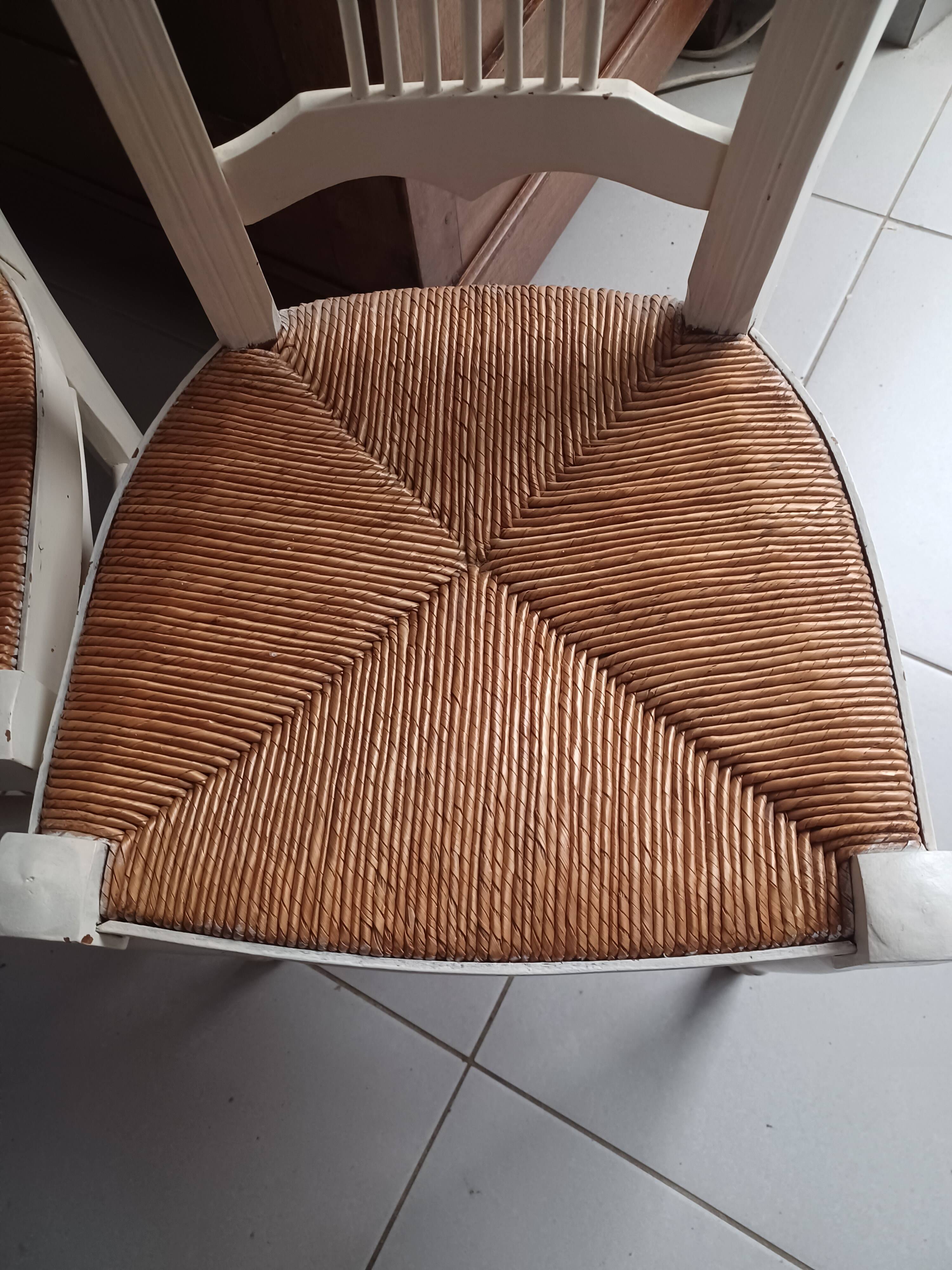 Paire de chaises en bois patiné en blanc et paille