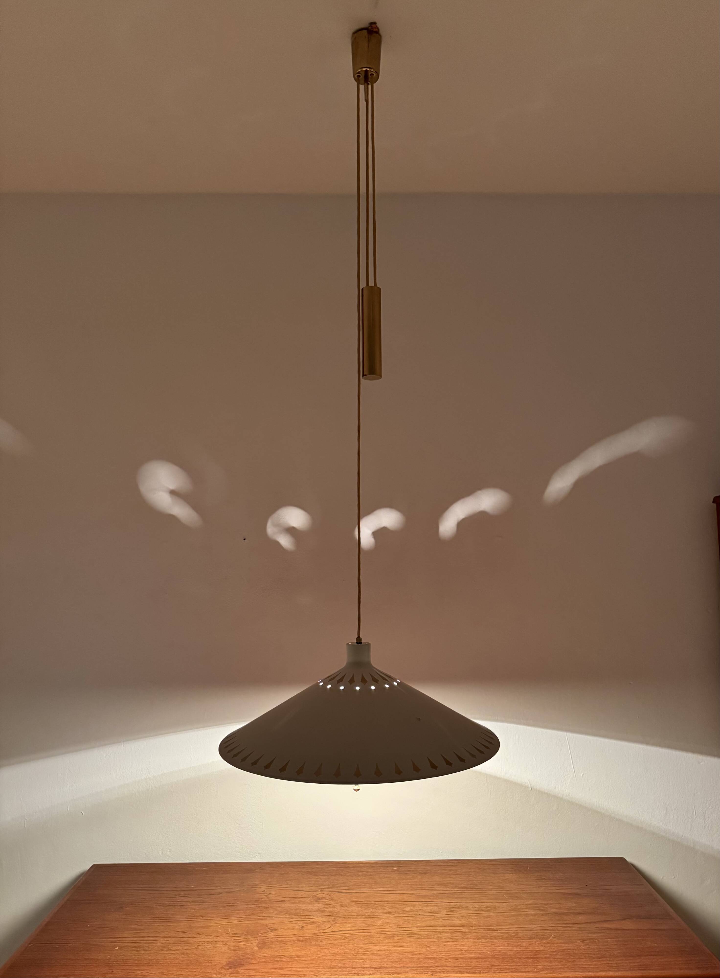 Suspension unique avec contrepoids par Vereinigte Werkstätten München