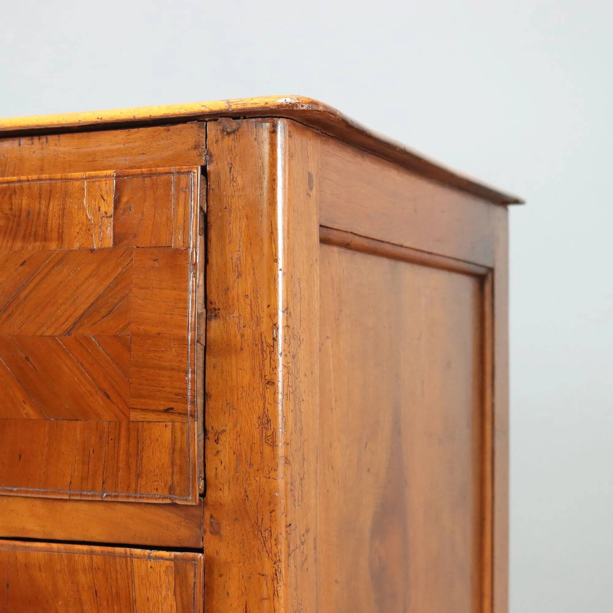 Antique baroque commode in walnut and bronze, Italy, 18th century.
