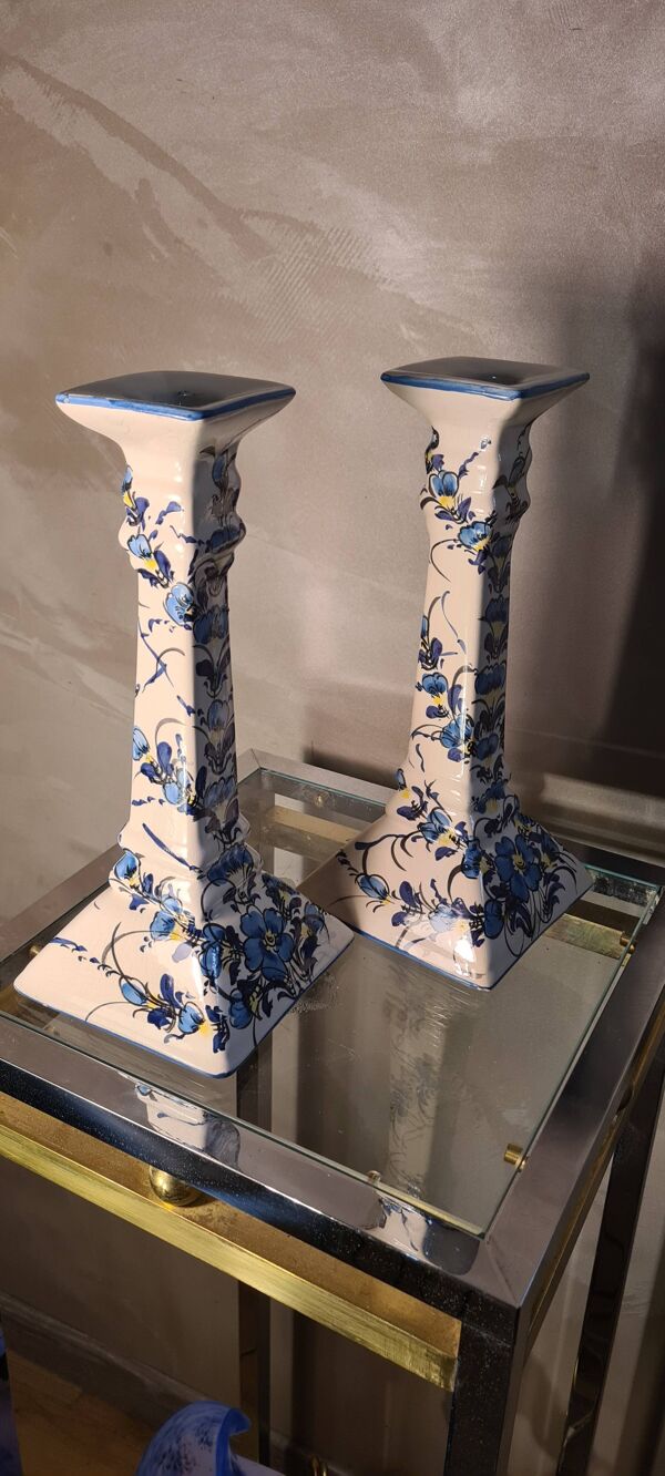 Bougeoirs en céramique style art deco, fleurs bleues peintes à la main. signé