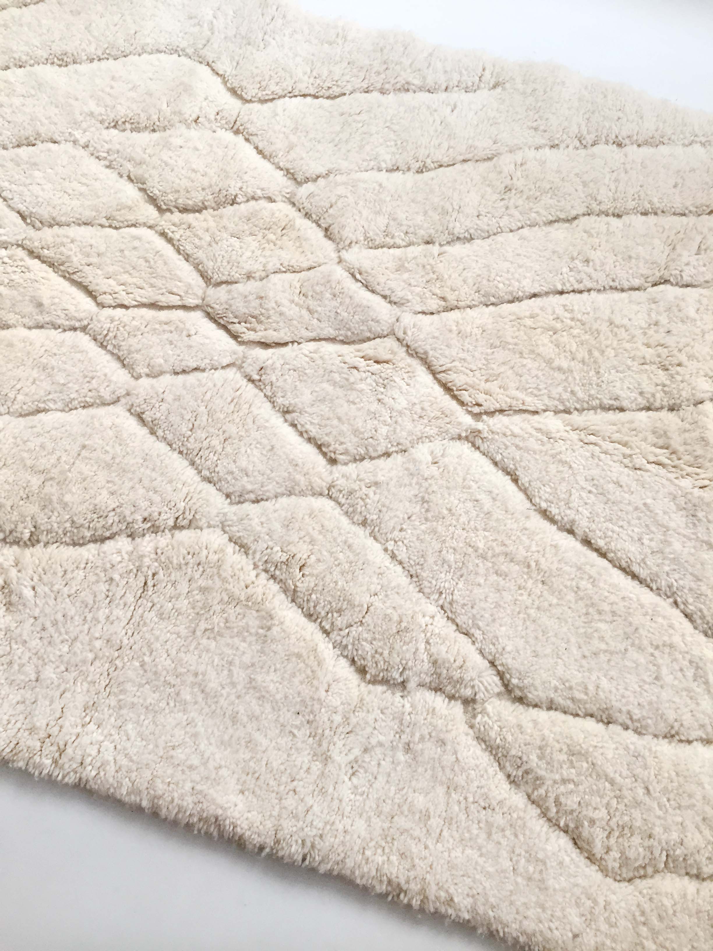 Moroccan Berber carpet Beni Ouarain ecru plain with engraved diamonds 247x154cm