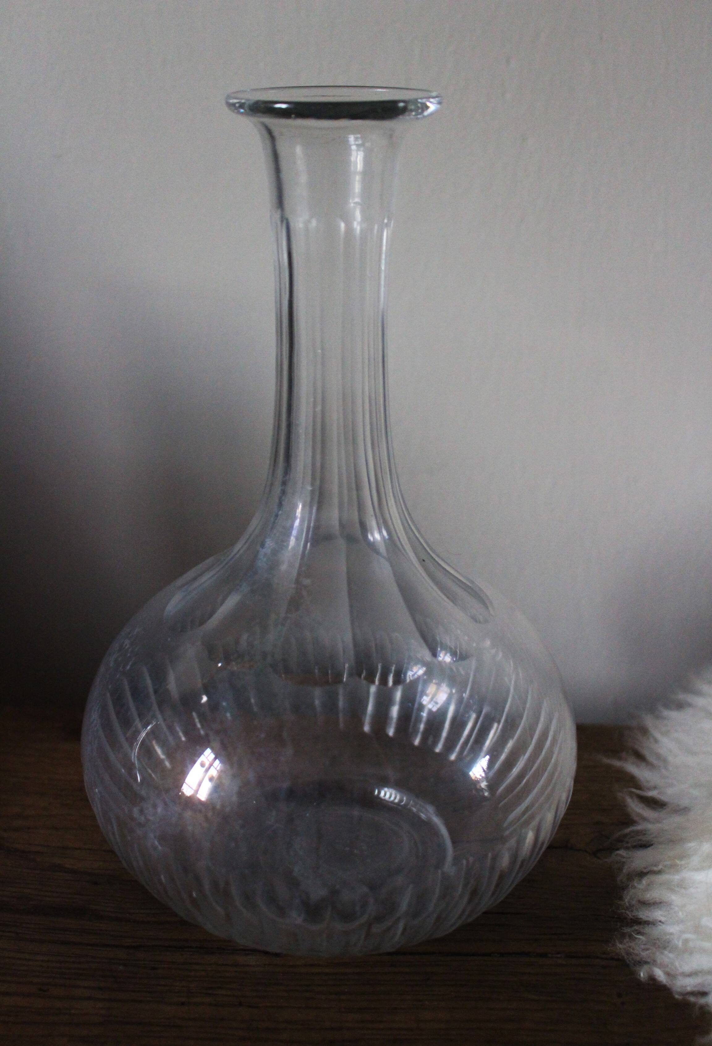 Glass carafe with round neck and fluted bellies