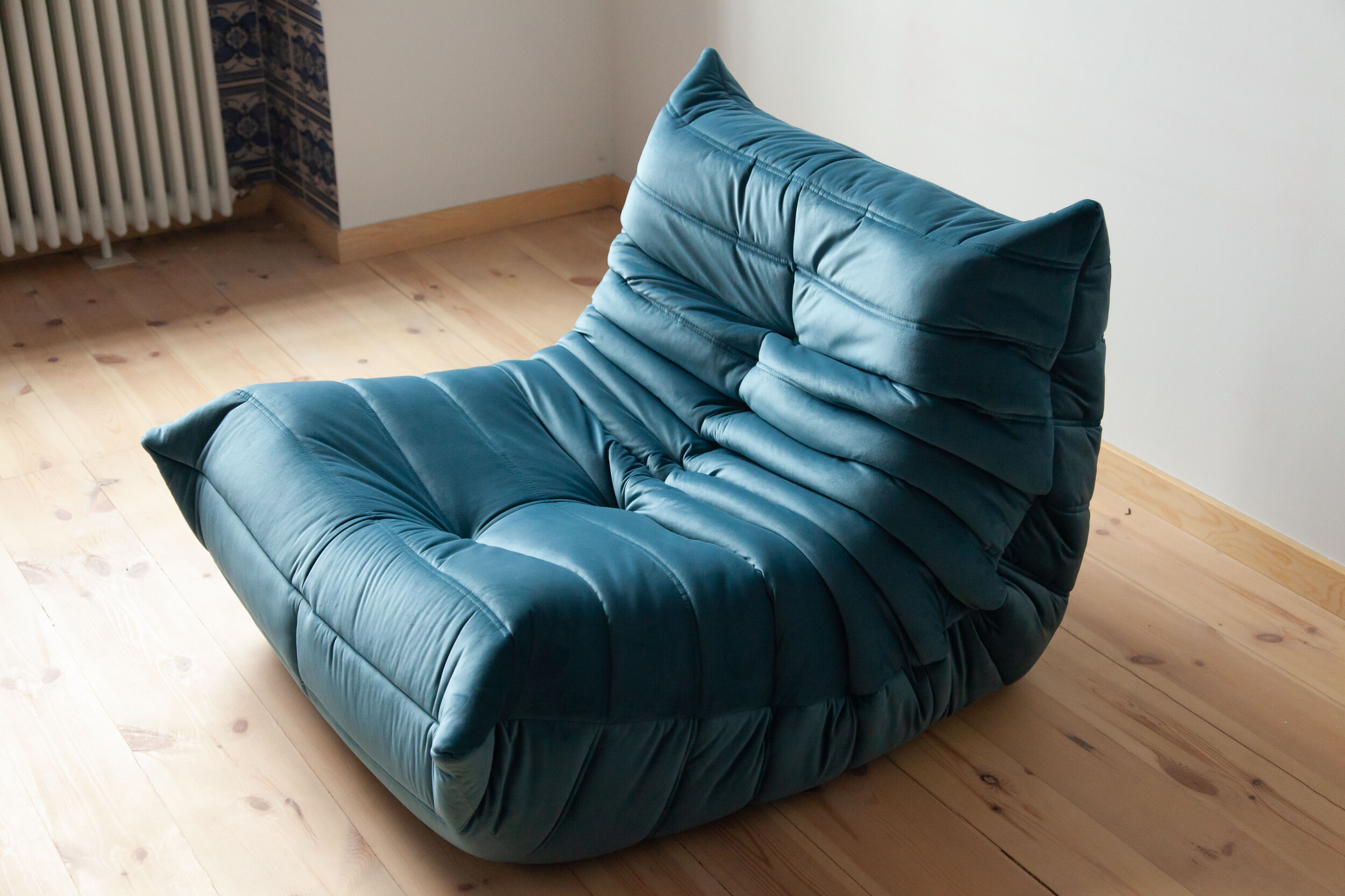 Canapé 2 places et fauteuil  Togo modèle dessiné par Michel Ducaroy 1973. Modèle authentifié par nos experts sur la base des photographies qui ont été transmises par nos vendeurs