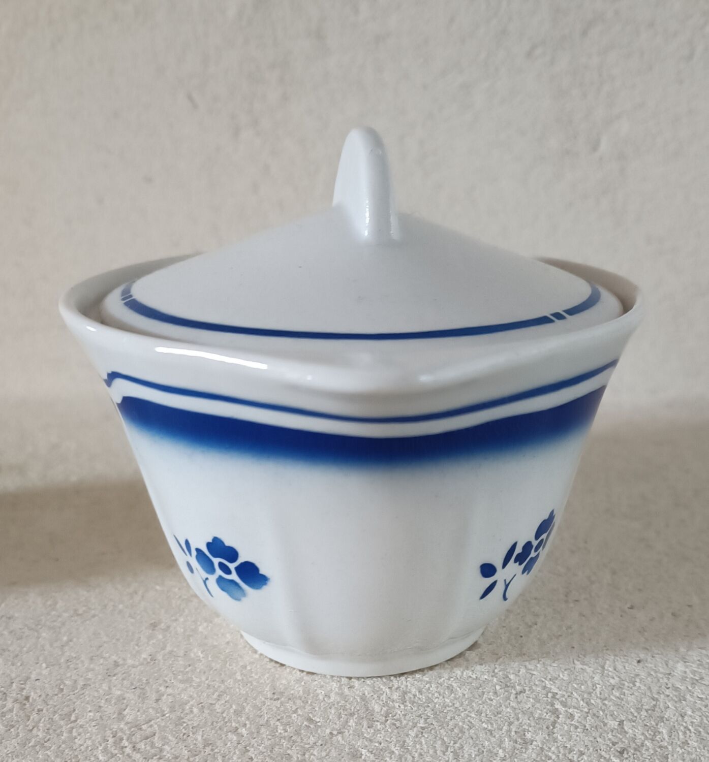 Set of 2 cups and an sugar bowl in iron earth