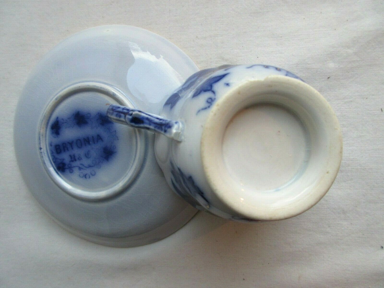 Tasse sur soucoupe art nouveau déco modèle Bryonia, signée sarreguemines u&c