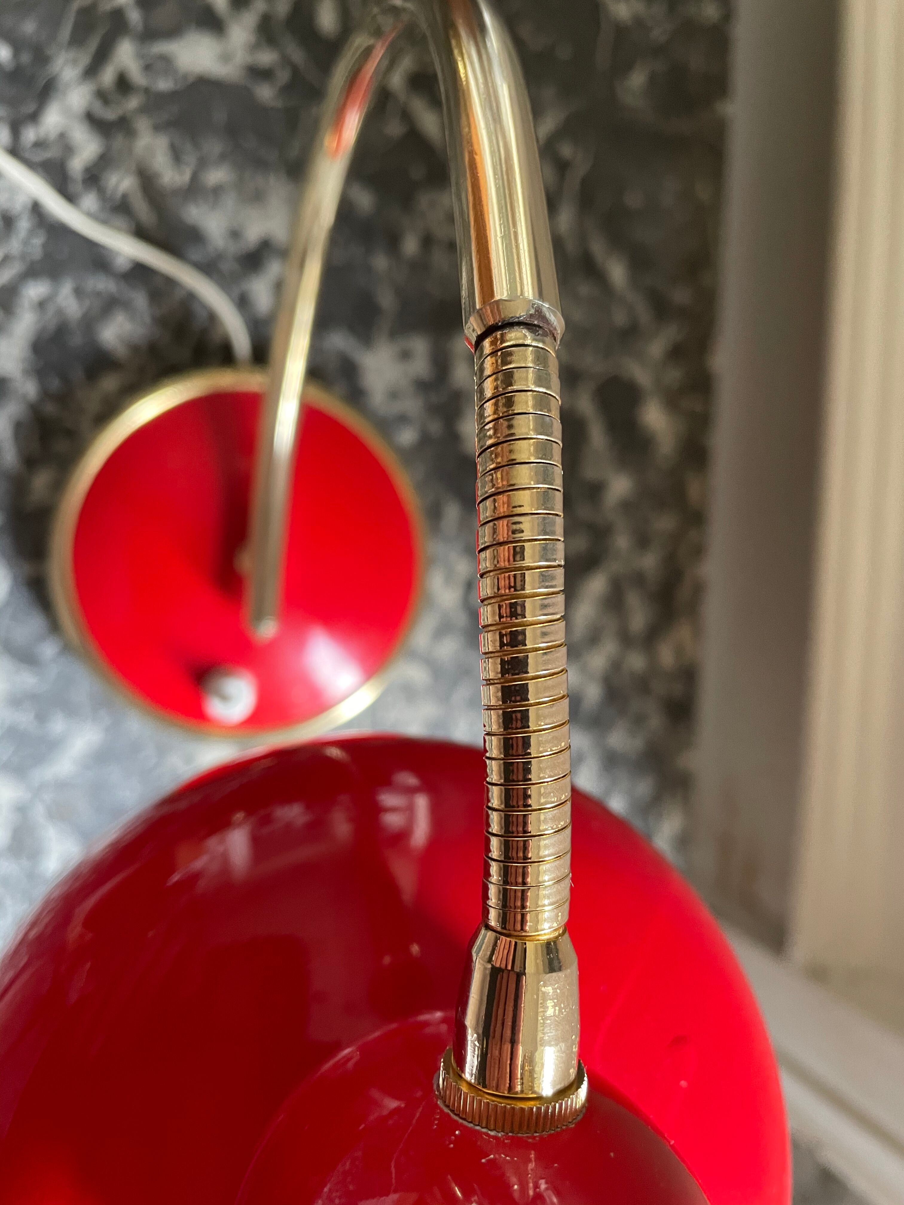 Lampe métal laquée rouge et doré 60’S