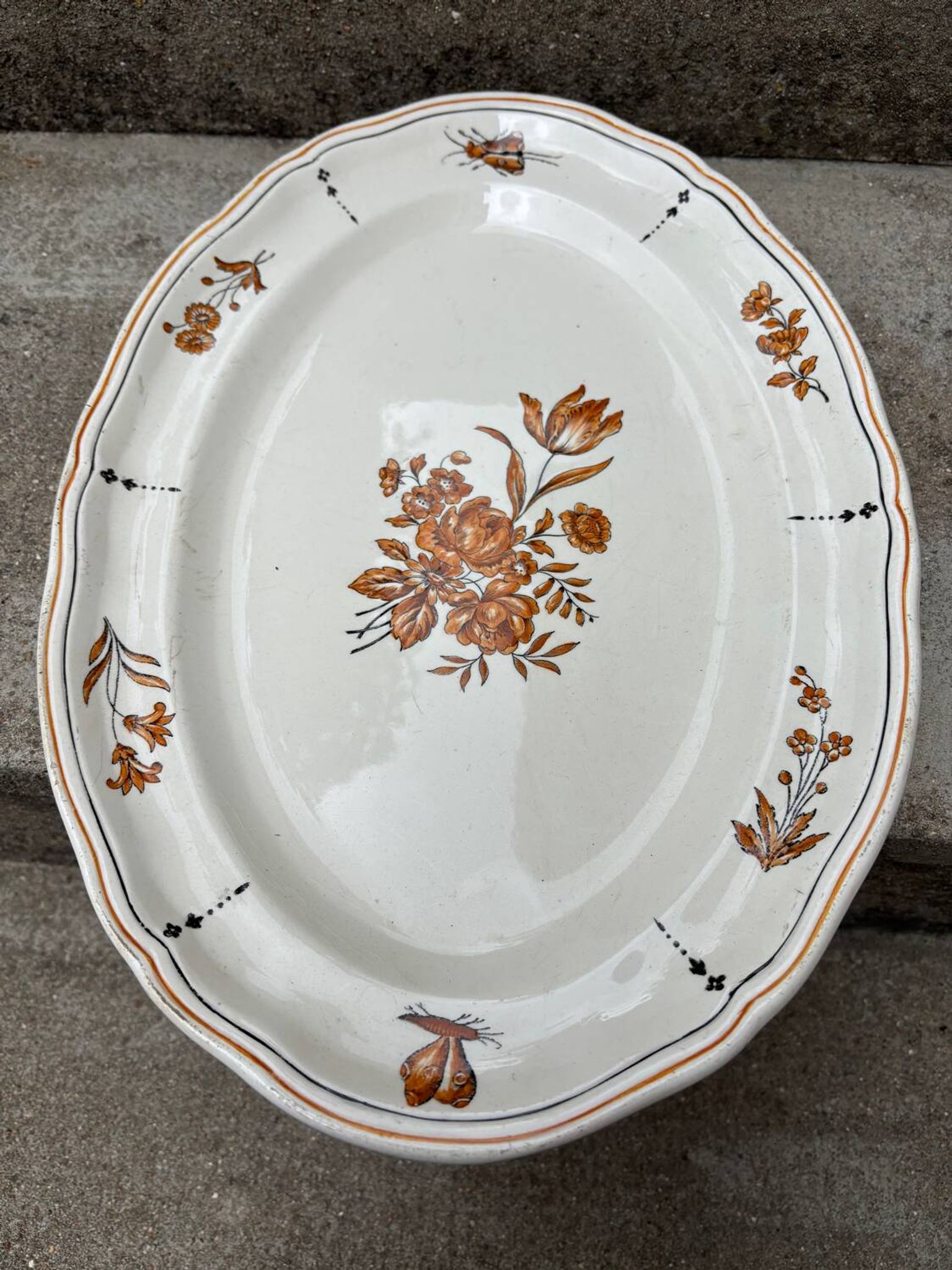 Duo of old plates Condé Longchamp – Terre de Fer, floral decoration & in